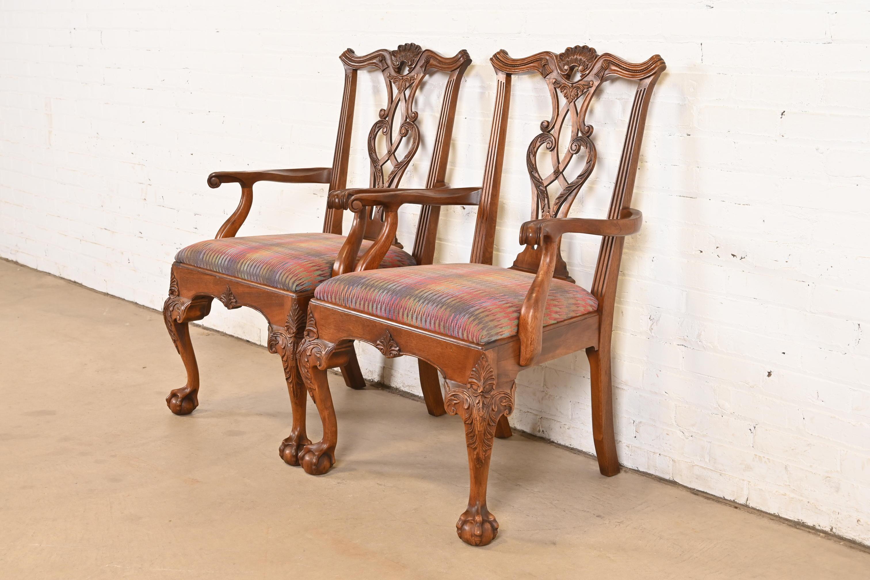 Excepcional pareja de sillones o sillas de capitán de comedor de estilo Chippendale o Georgiano

Por Henredon

Finales del siglo XX

Armazones de caoba maciza tallada, con asientos tapizados.

Medidas: 24,25