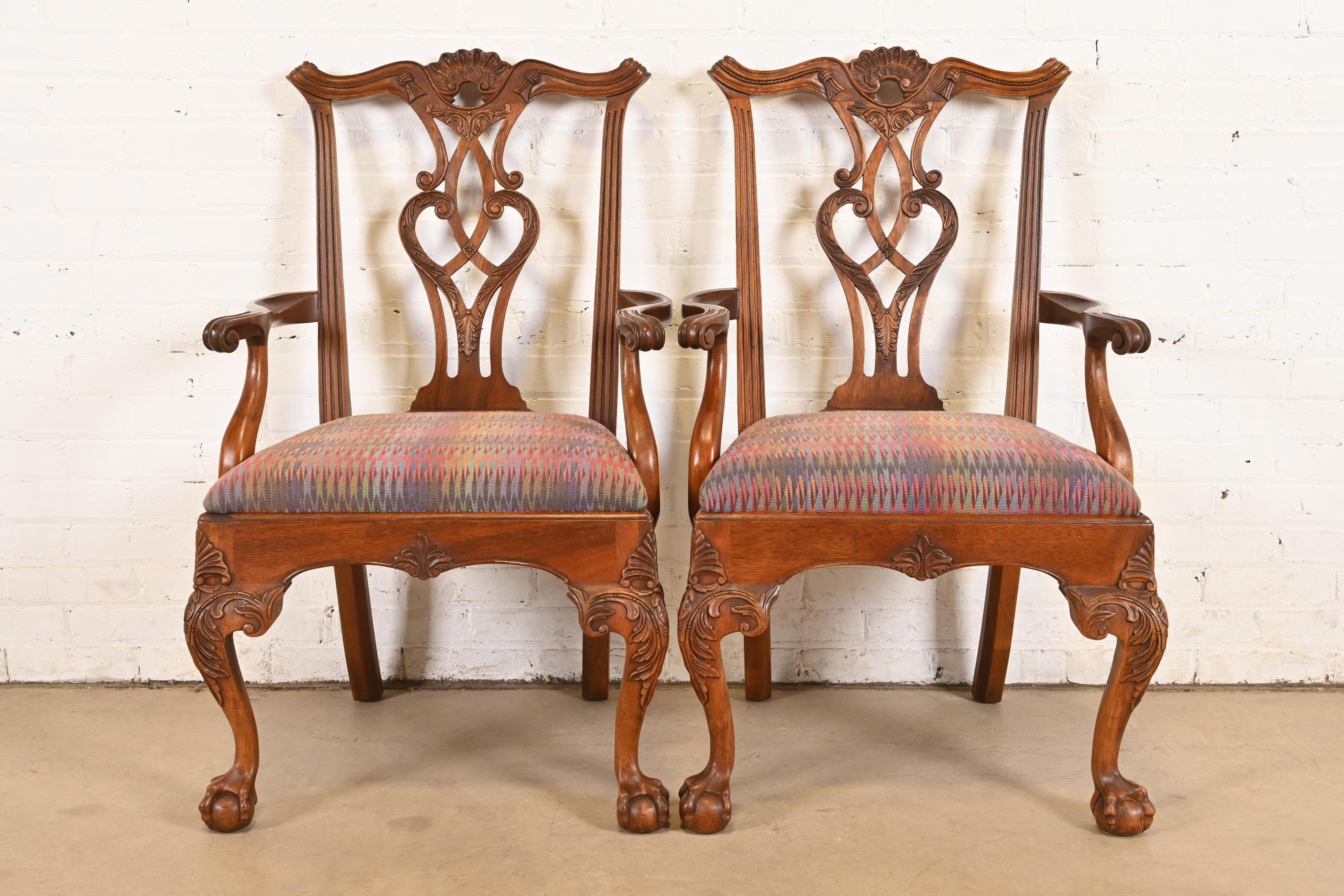 Henredon Chippendale Sillones de Caoba Tallada o Sillas de Capitán de Comedor, Pareja Indonesio