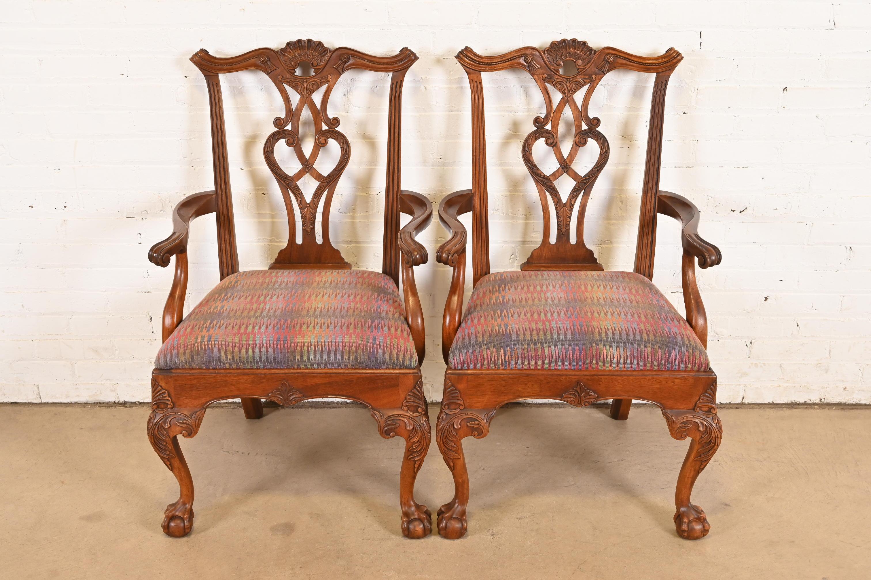 Henredon Chippendale Sillones de Caoba Tallada o Sillas de Capitán de Comedor, Pareja en Bueno Estado en South Bend, IN