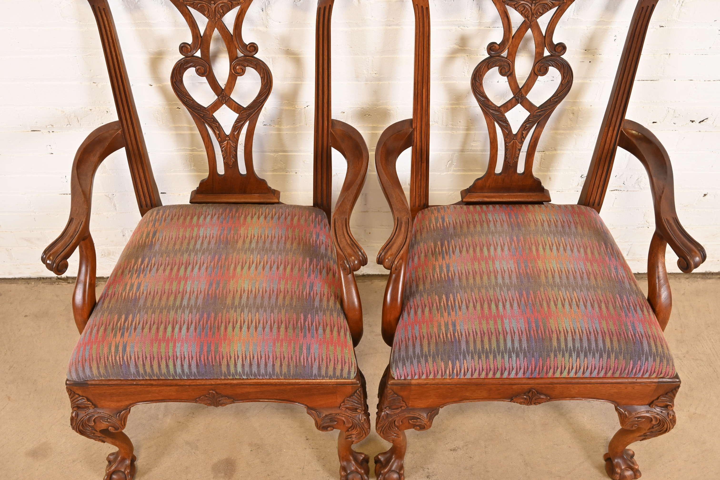 Henredon Chippendale Sillones de Caoba Tallada o Sillas de Capitán de Comedor, Pareja Tapicería
