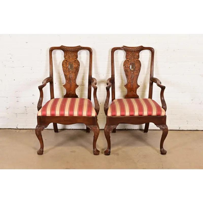 Une paire exceptionnelle de fauteuils ou de chaises capitaines de salle à manger de style Chippendale ou géorgien.

Par Henredon

USA, Circa 1980

Piétements en acajou massif sculpté, avec sièges rembourrés.

Dimensions : 25,25 