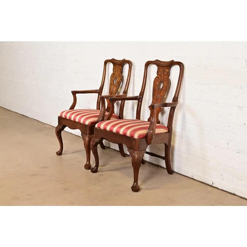 Georgien Paire de fauteuils Chippendale en acajou sculpté, Henredon en vente
