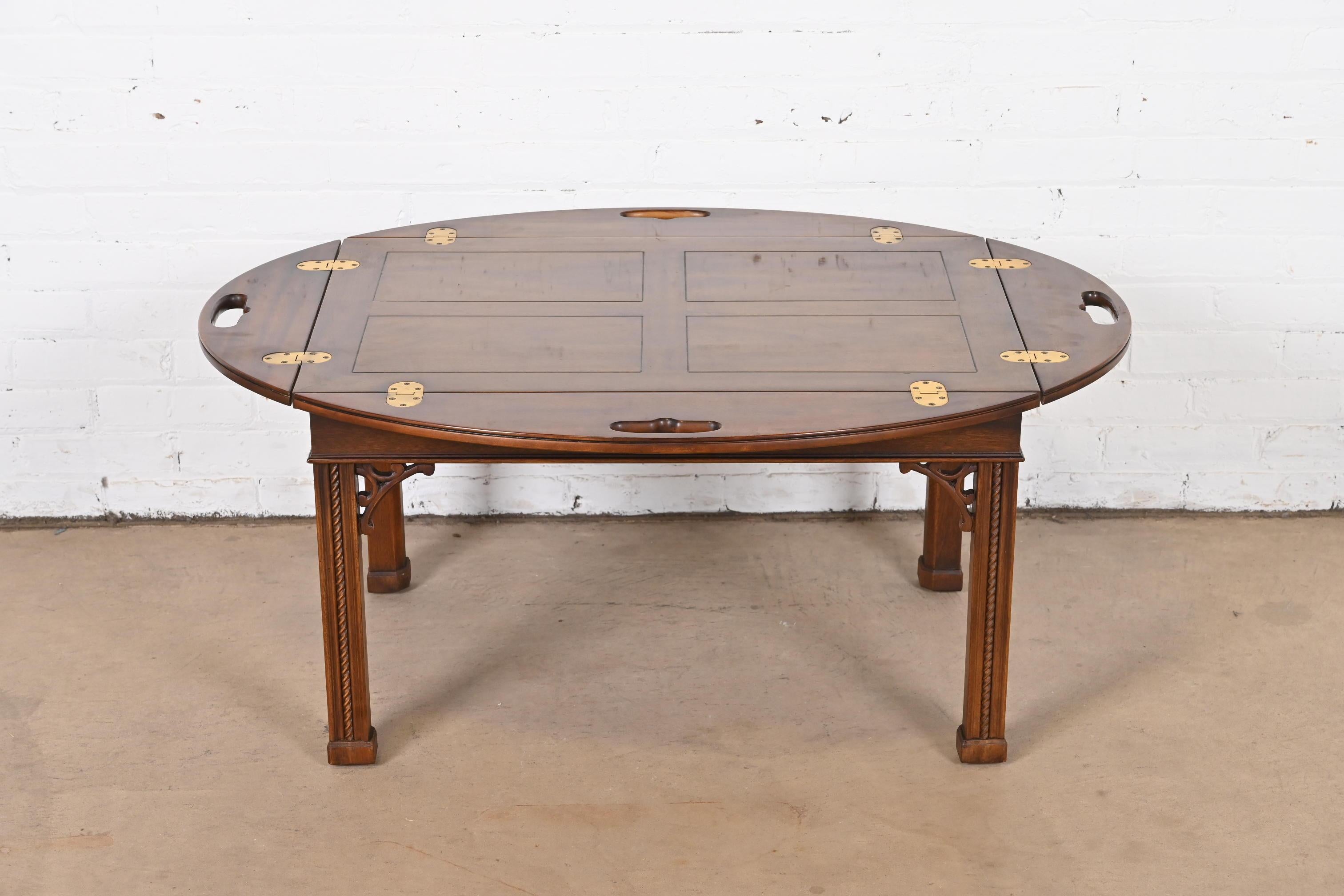 A gorgeous Chippendale or Georgian style butler's coffee table

By Henredon

USA, Circa 1980s

Beautiful carved mahogany, with brass hinges.

Measures: 42.38