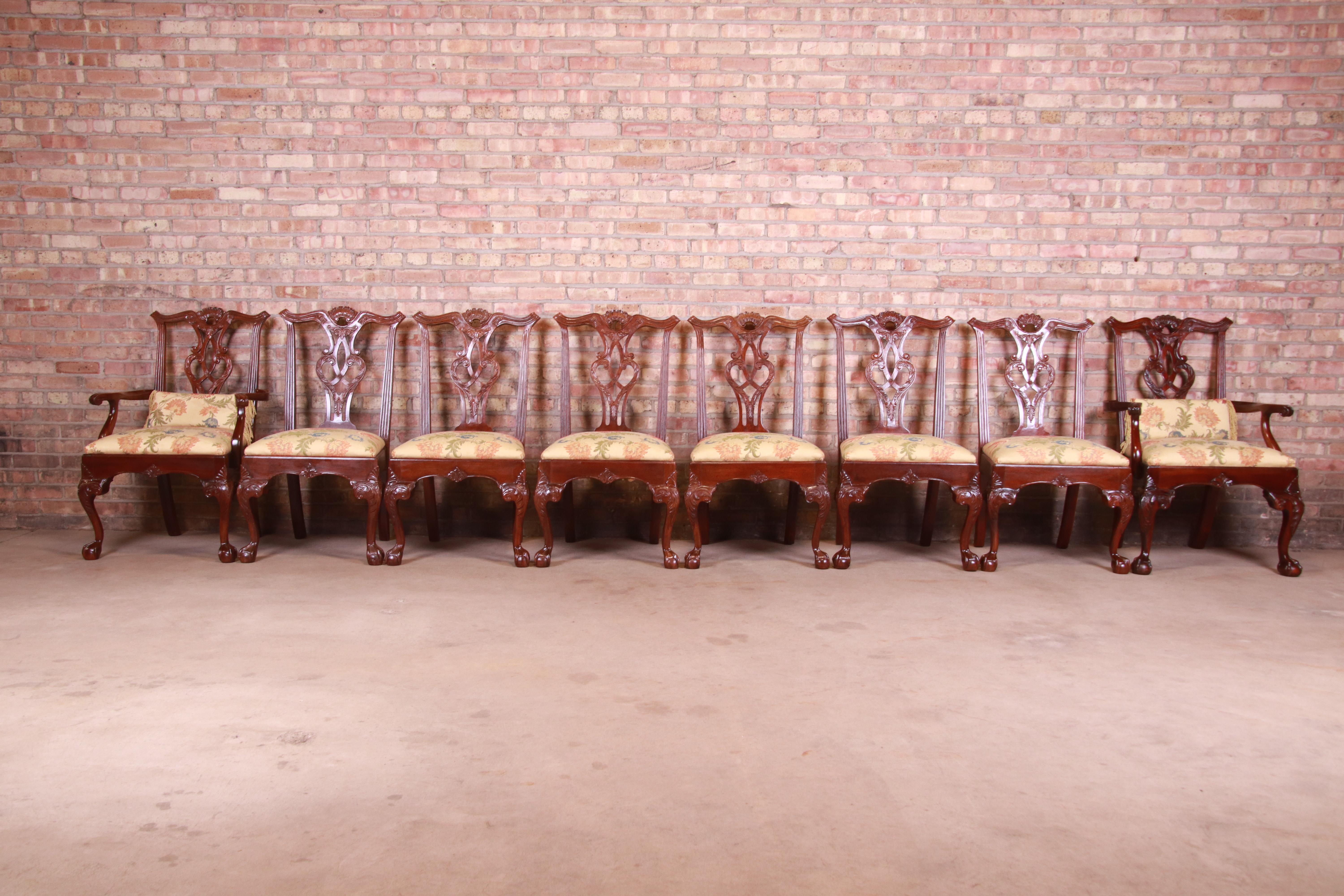 A gorgeous set of eight fine Chippendale style dining chairs

By Henredon

USA, circa 1980s

Carved solid mahogany frames, with floral upholstered seats.

Measures:
Side chairs - 22.25