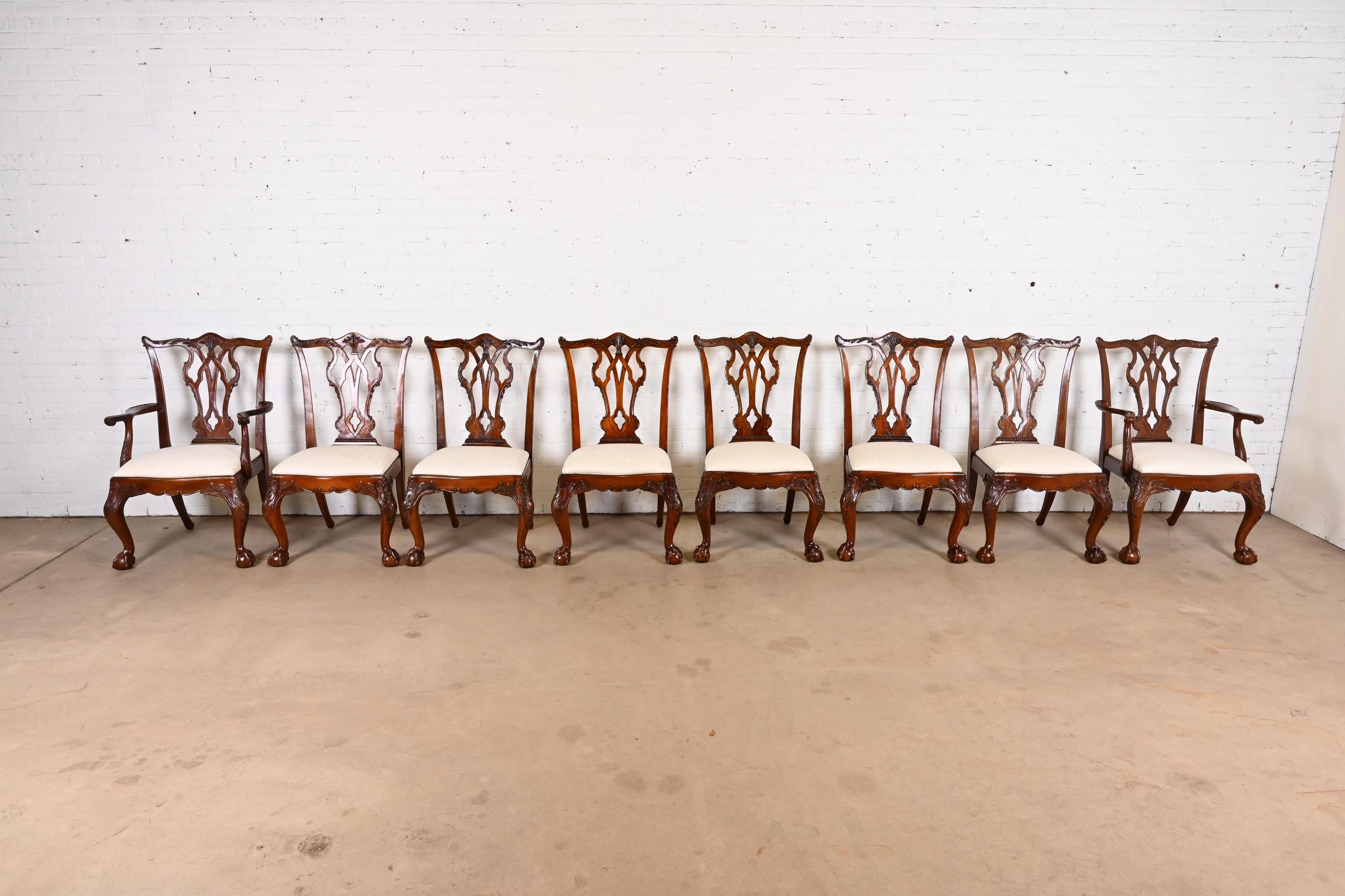 A gorgeous set of eight Georgian or Chippendale style dining chairs

By Henredon

USA, Late 20th Century

Carved mahogany, with cabriole legs and ball and claw feet, and upholstered seats.

Measures:
Side chairs - 24