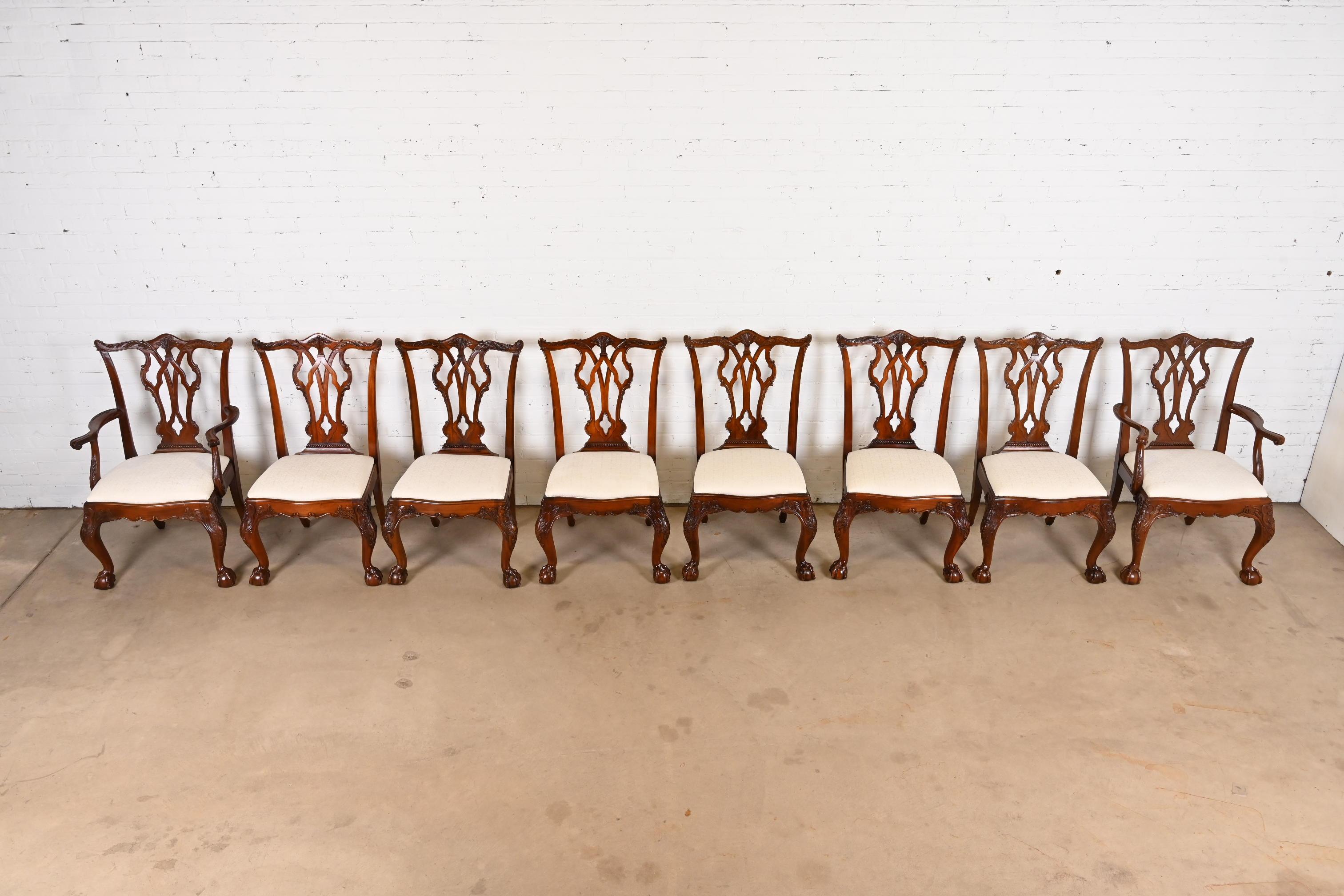 Juego de ocho sillas de comedor Henredon Chippendale de caoba tallada 2