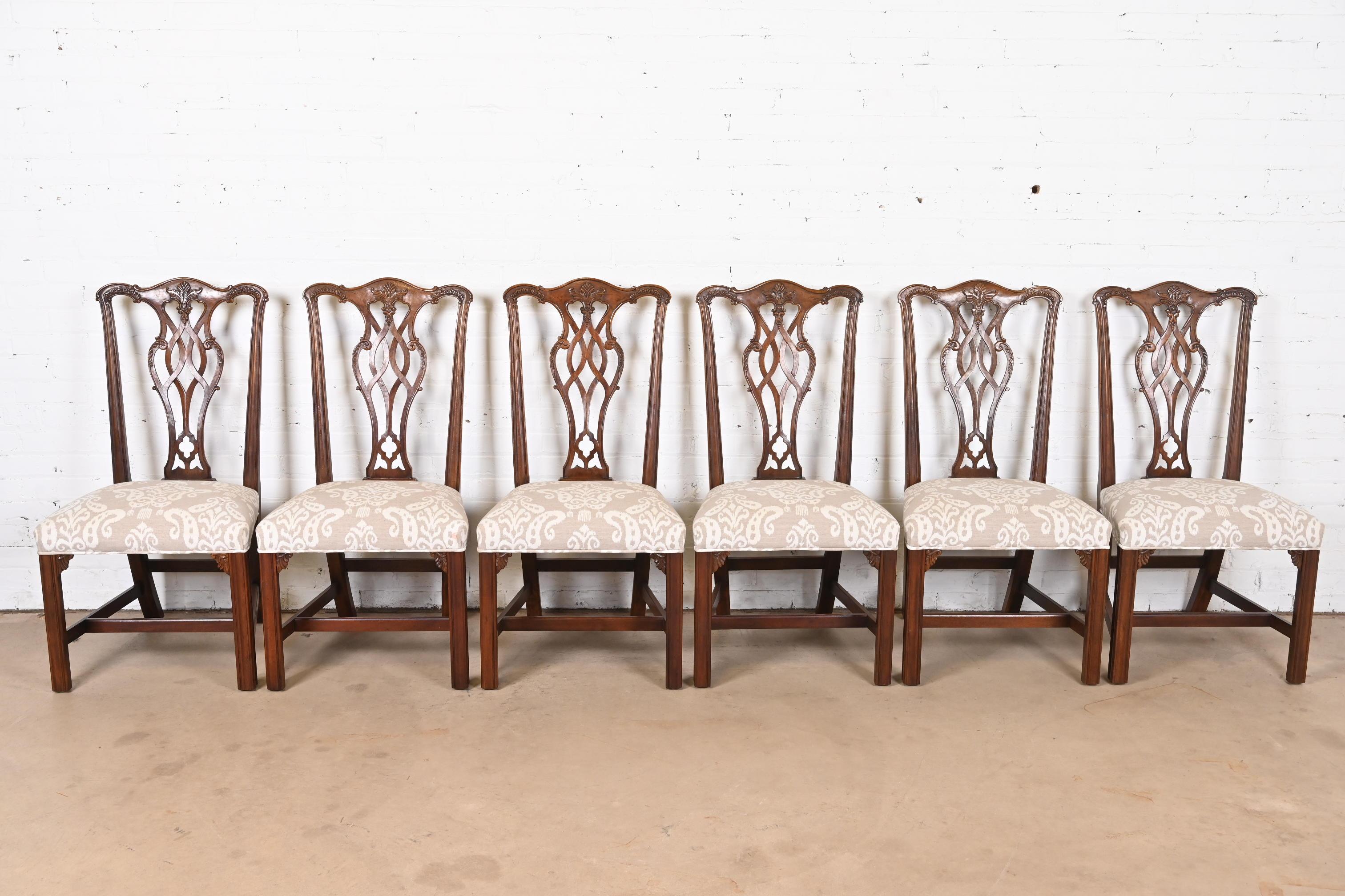 A gorgeous set of six Georgian or Chippendale style dining chairs

By Henredon

USA, Circa 1980s

Solid carved mahogany frames, with upholstered seats.

Measures: 20.75