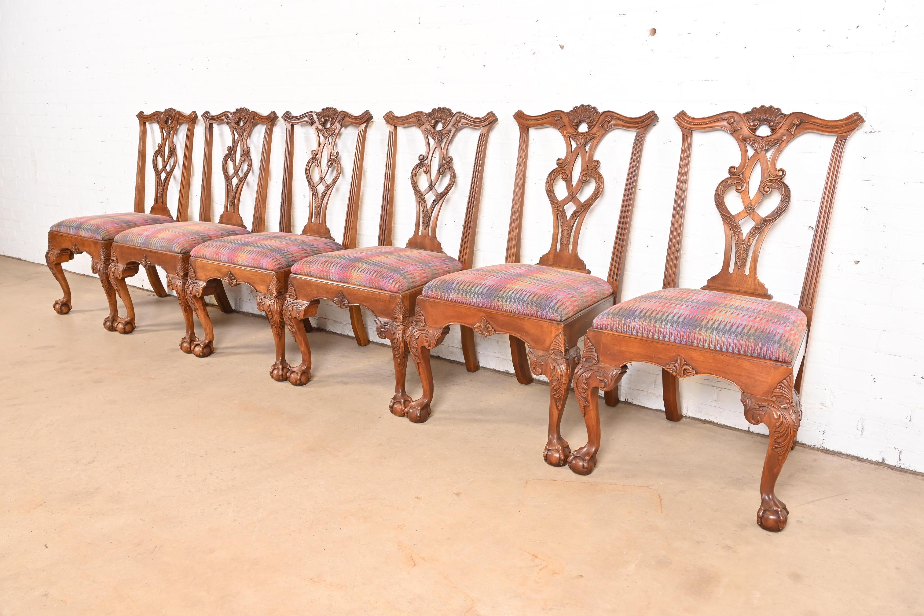 Excepcional juego de seis sillas de comedor de estilo Chippendale o Georgiano

Por Henredon

Finales del siglo XX

Armazones de caoba maciza tallada, con asientos tapizados.

Medidas: 23