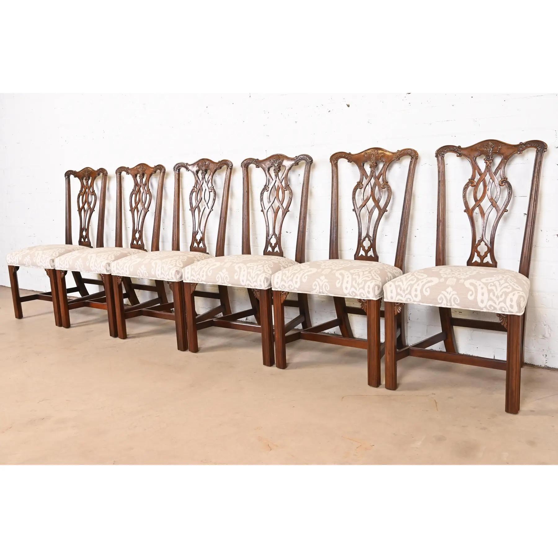 Un magnifique ensemble de six chaises de salle à manger de style géorgien ou Chippendale

Par Henredon

USA, Circa 1980

Cadres en acajou massif sculpté, avec sièges rembourrés.

Dimensions : 20,75 