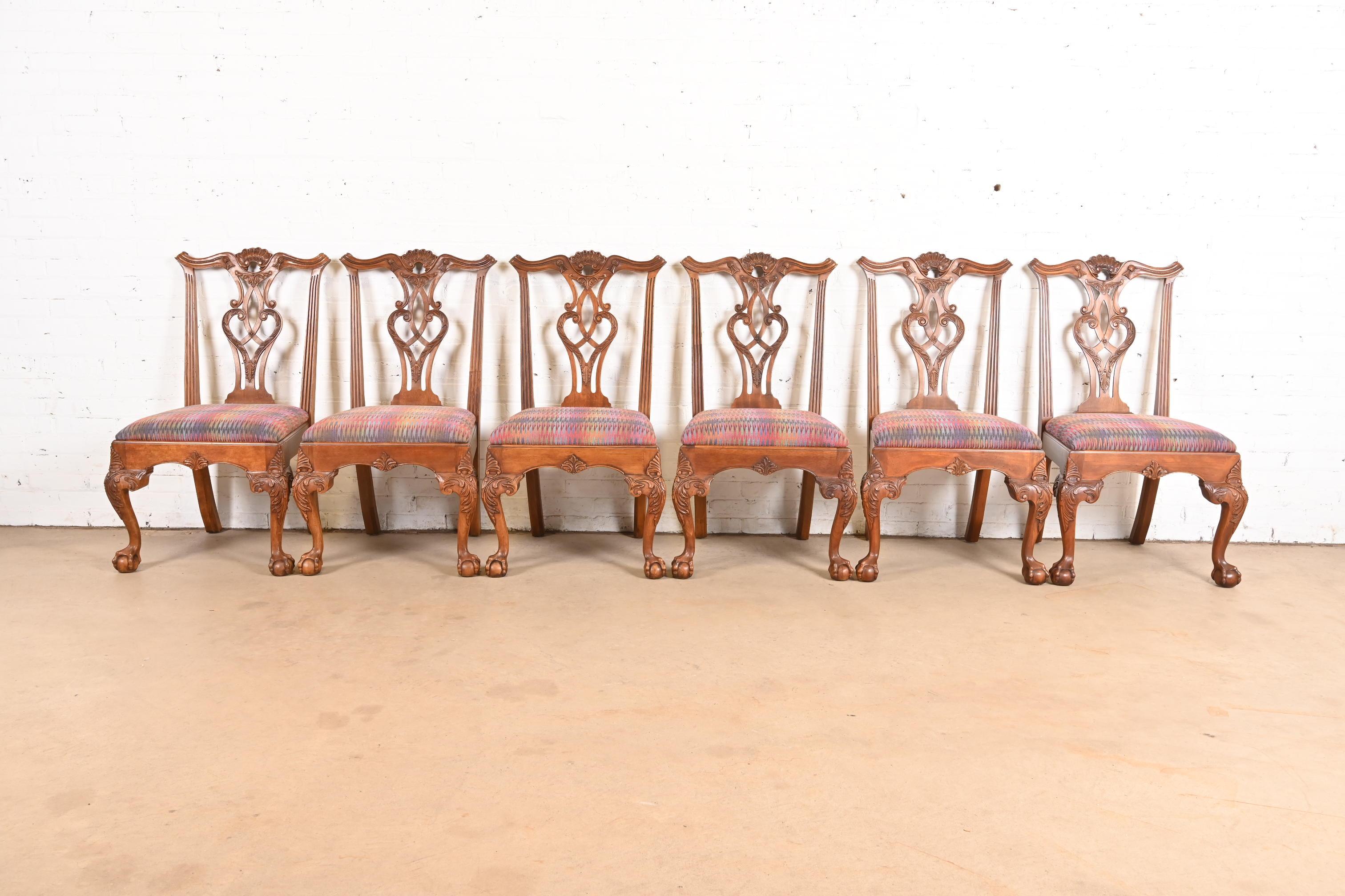 Juego de seis sillas de comedor Henredon Chippendale de caoba tallada Estadounidense en venta