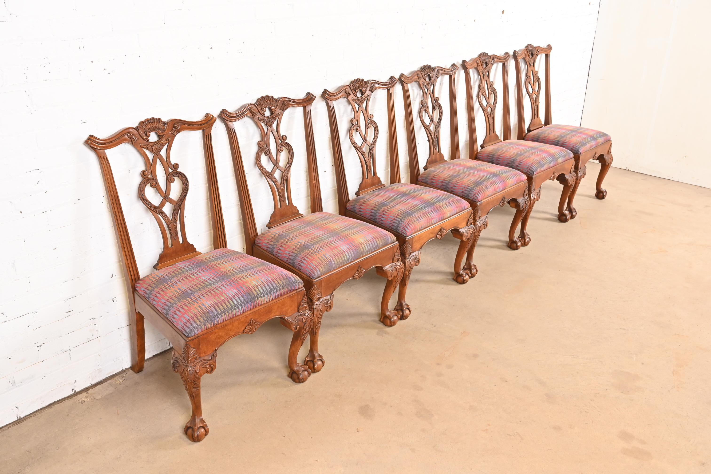 Juego de seis sillas de comedor Henredon Chippendale de caoba tallada siglo XX en venta
