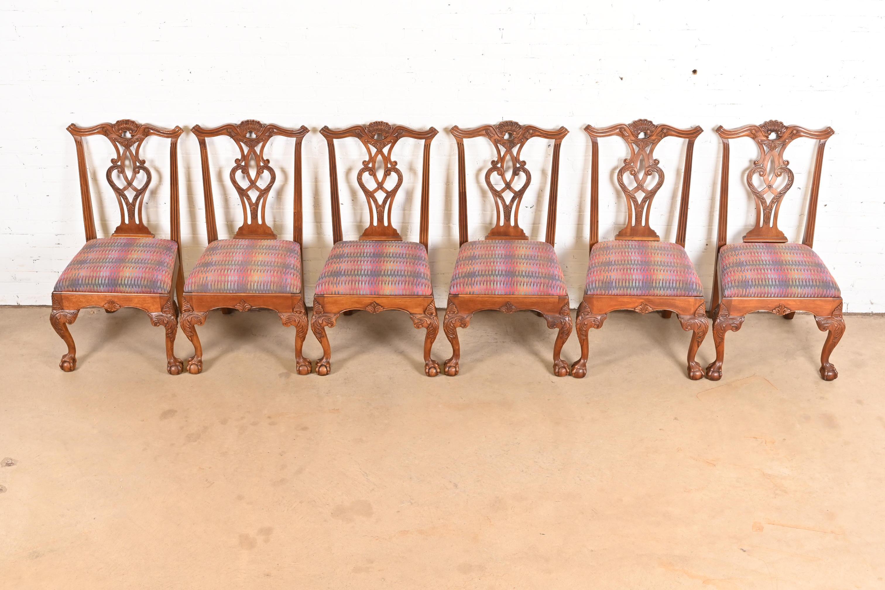 Juego de seis sillas de comedor Henredon Chippendale de caoba tallada Tapicería en venta