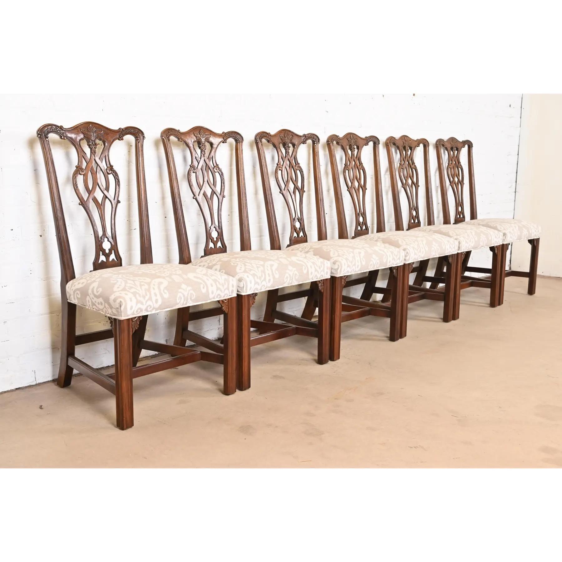 Tissu d'ameublement Henredon Chippendale ensemble de six chaises de salle à manger en acajou sculpté en vente
