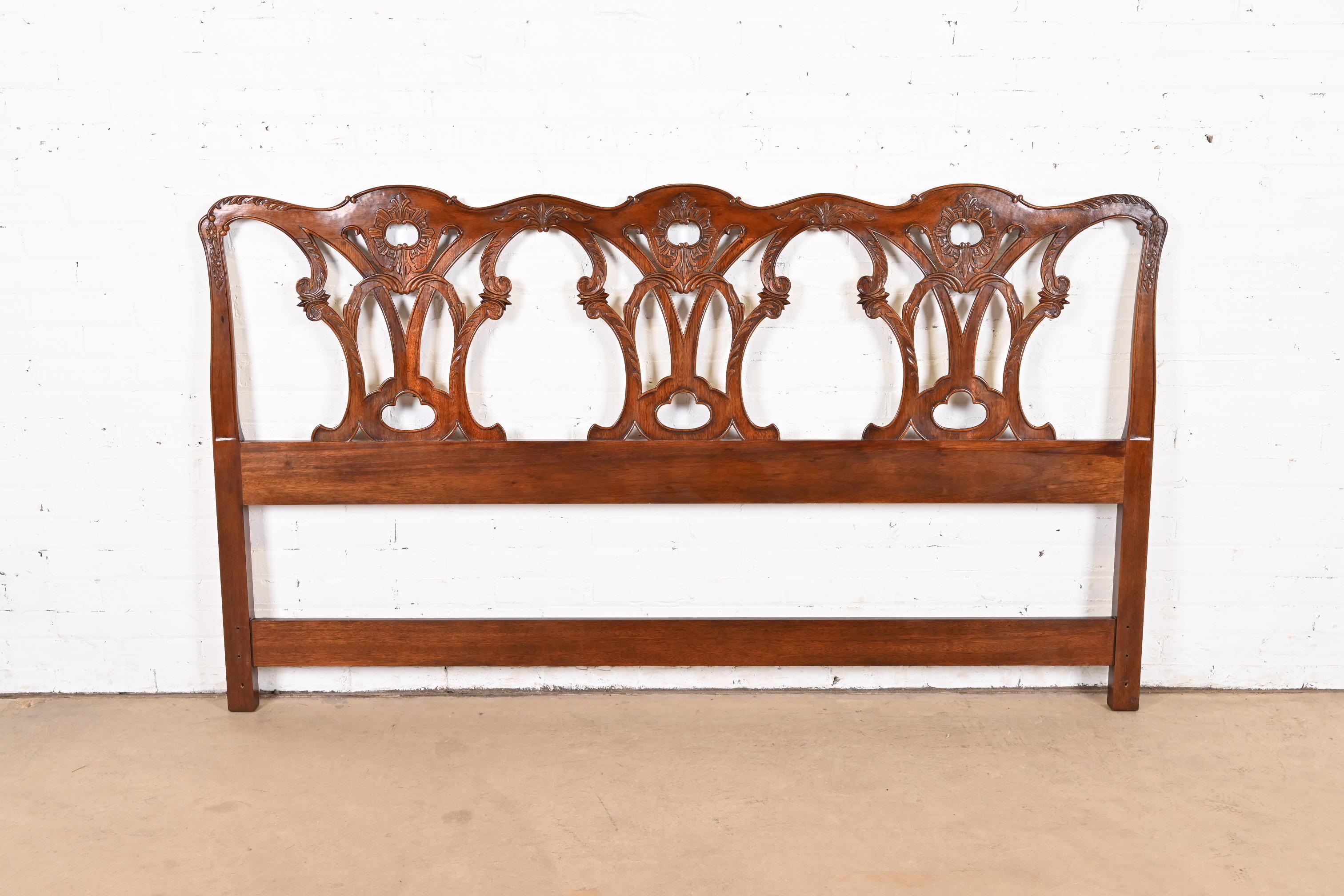 A gorgeous Georgian or Chippendale style carved mahogany king size headboard

By Henredon

USA, Late 20th Century

Measures: 77