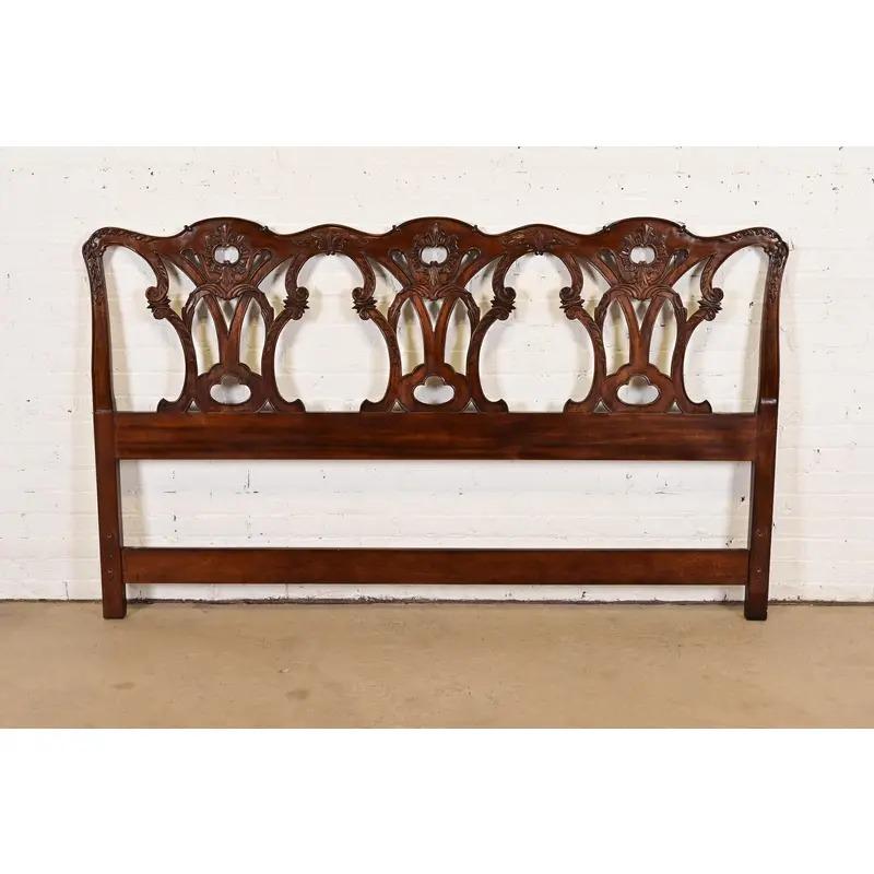 Georgien Tête de lit King Size Henredon Chippendale en acajou sculpté en vente