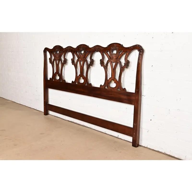 Américain Tête de lit King Size Henredon Chippendale en acajou sculpté en vente