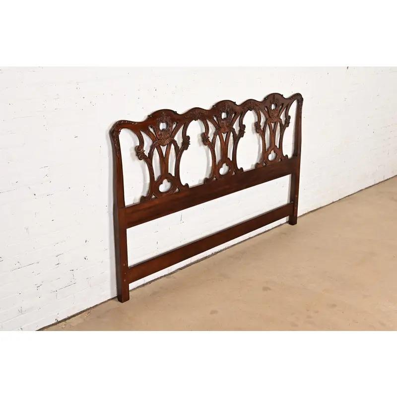Tête de lit King Size Henredon Chippendale en acajou sculpté Bon état - En vente à South Bend, IN
