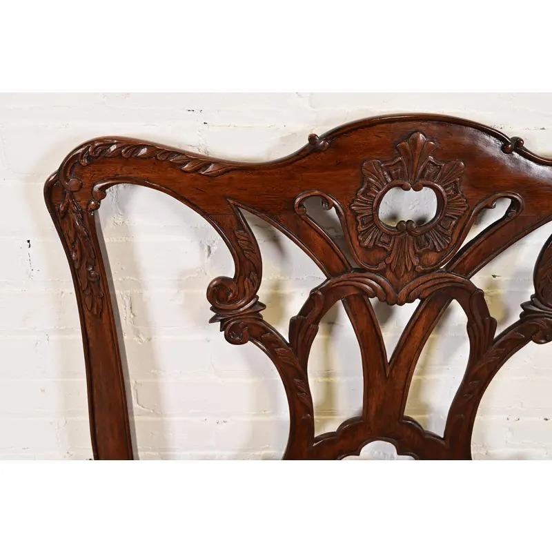 20ième siècle Tête de lit King Size Henredon Chippendale en acajou sculpté en vente