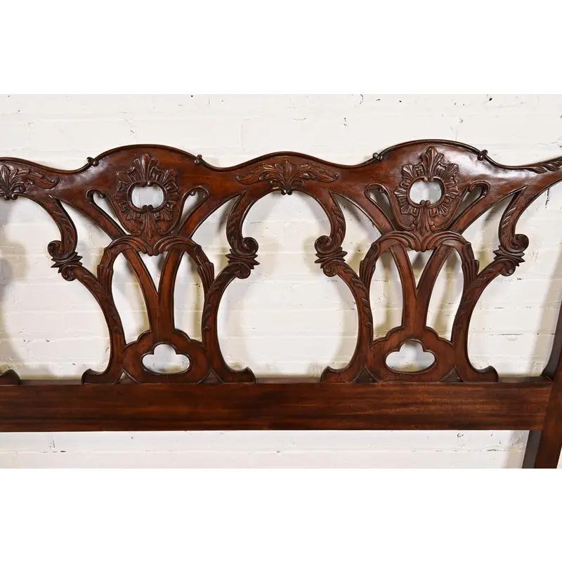 Acajou Tête de lit King Size Henredon Chippendale en acajou sculpté en vente