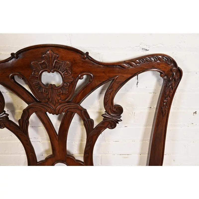 Tête de lit King Size Henredon Chippendale en acajou sculpté en vente 1