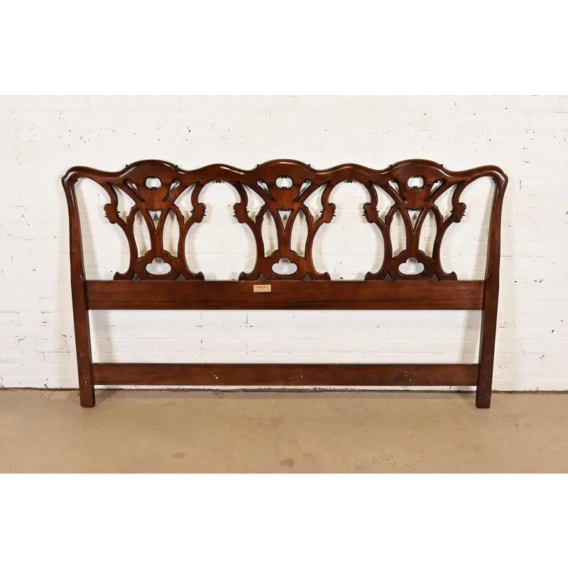 Tête de lit King Size Henredon Chippendale en acajou sculpté en vente 2