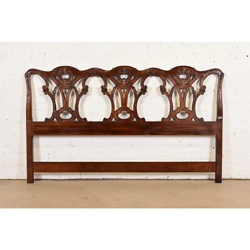 Tête de lit King Size Henredon Chippendale en acajou sculpté