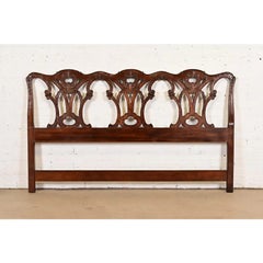 Tête de lit King Size Henredon Chippendale en acajou sculpté