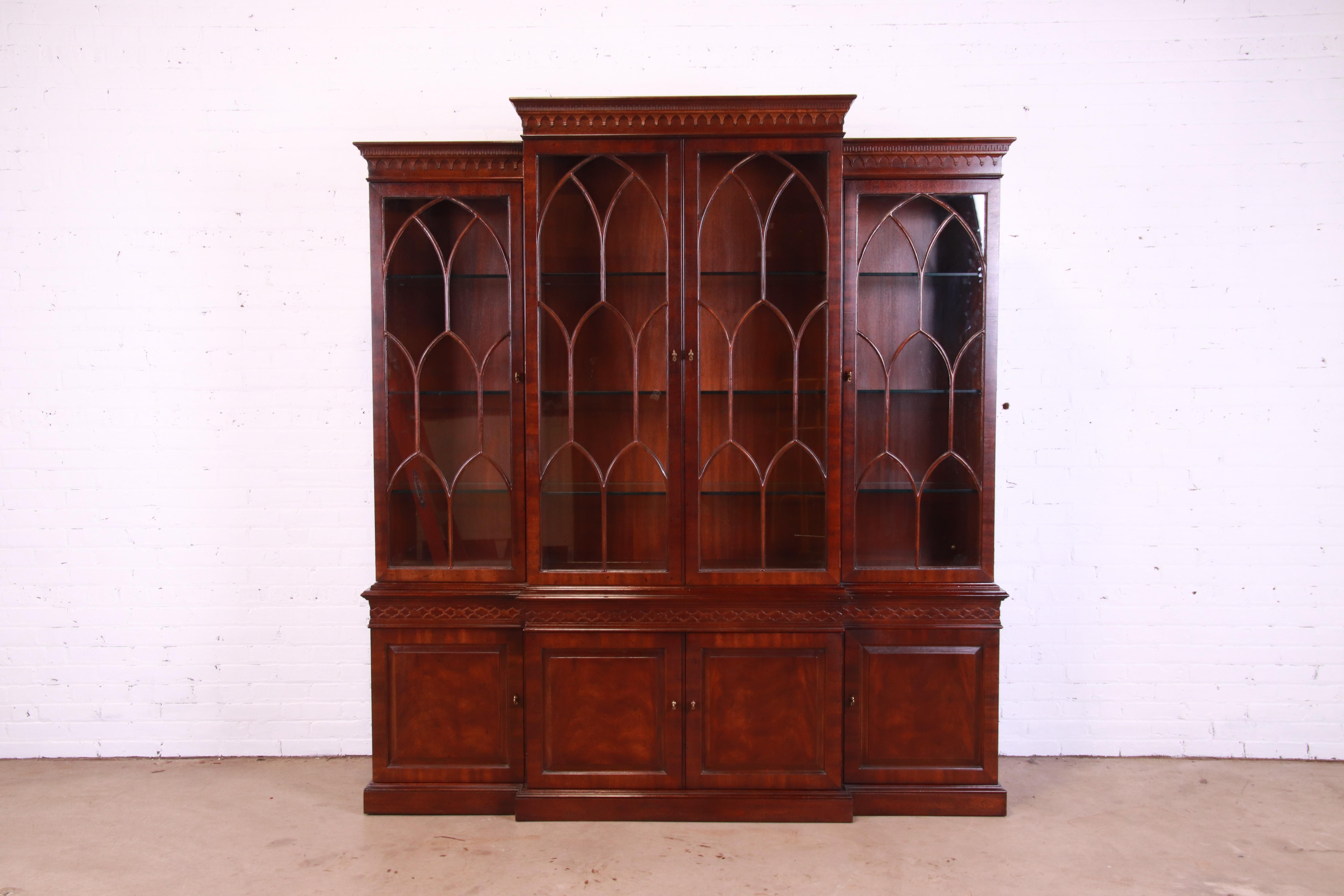 A gorgeous Chippendale style lighted breakfront bookcase or display cabinet

By Henredon

USA, late 20th century

Carved mahogany, with mullioned glass front doors, and original brass hardware.

Measures: 78