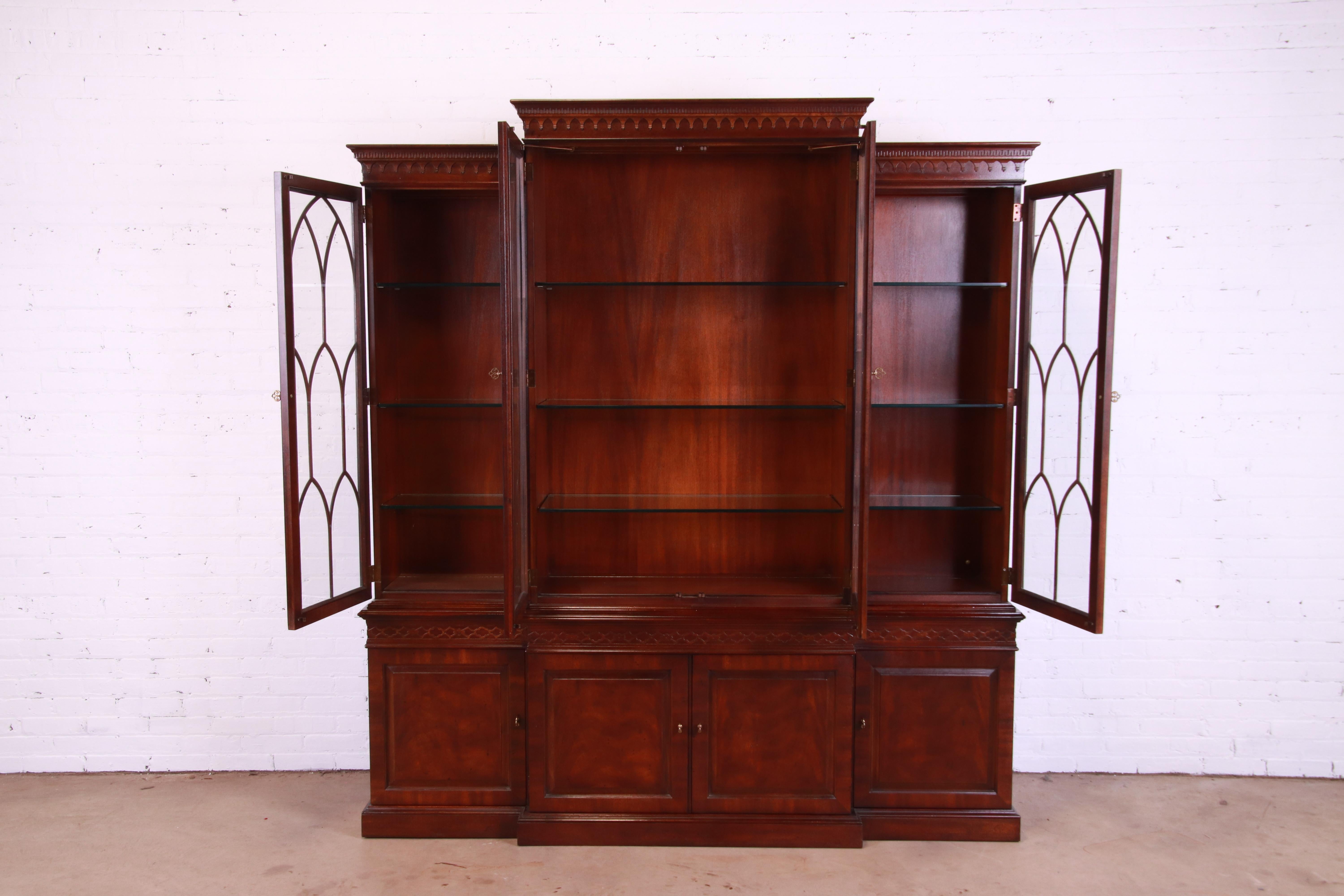 Henredon Chippendale Carved Mahogany Lighted Breakfront Bookcase Cabinet In Good Condition In South Bend, IN