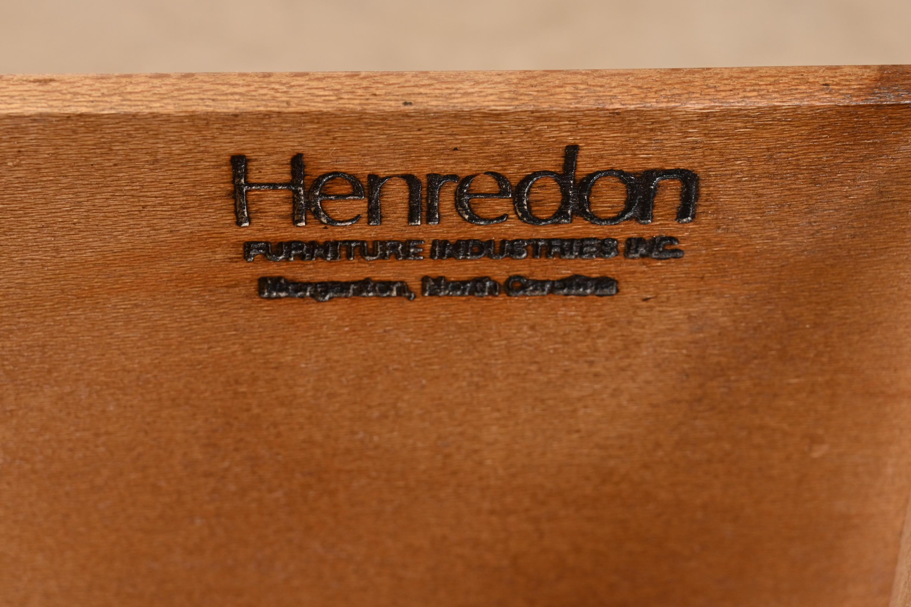 Serpentinen-Kommode aus geschnitztem Mahagoni mit Marmorplatte von Henredon Chippendale im Angebot 7