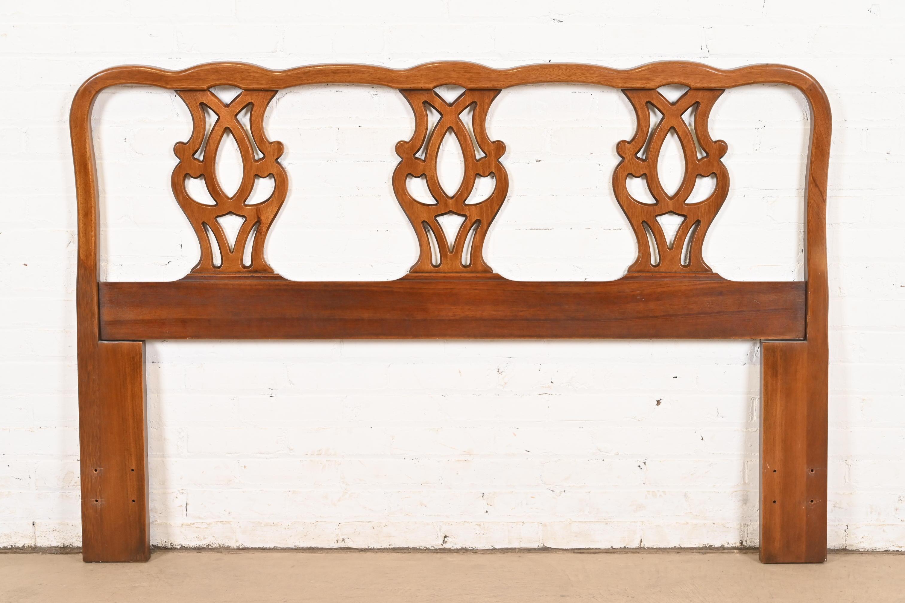 Una splendida testiera in mogano intagliato in stile georgiano o Chippendale per una camera da letto matrimoniale

Da Henredon

USA, circa anni '1980

Misure: 60