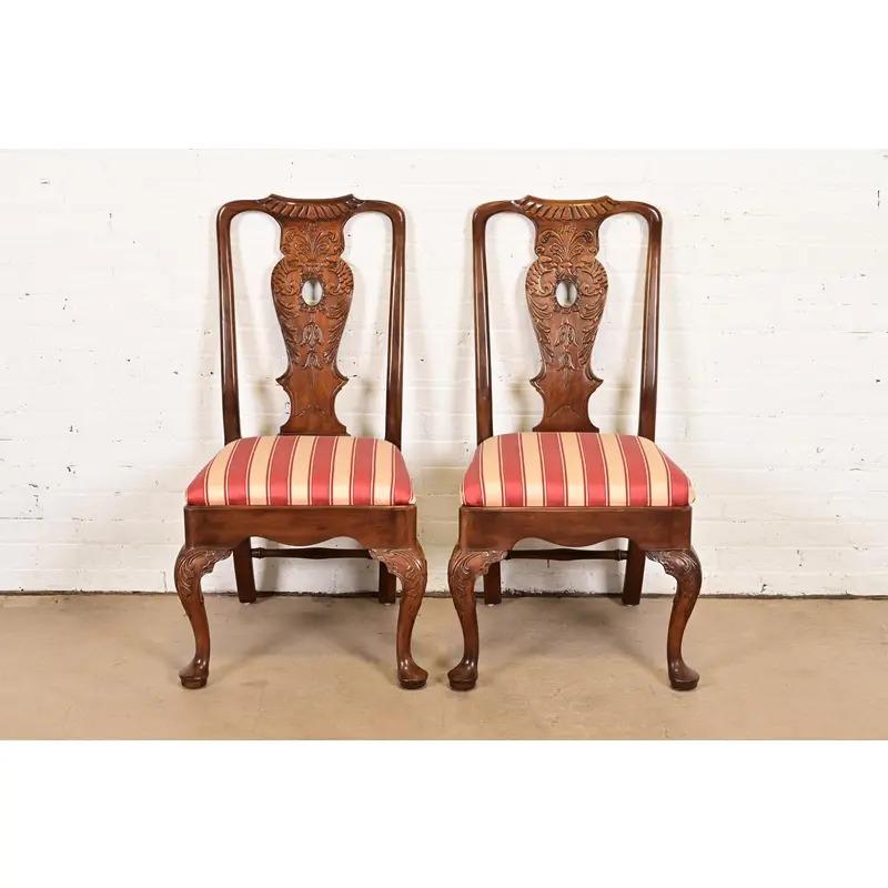 Georgiano Sedie laterali o sedie da pranzo in mogano intagliato di Henredon Chippendale, coppia in vendita