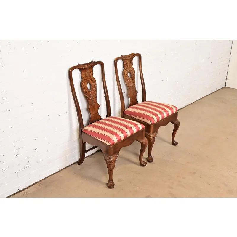 Sedie laterali o sedie da pranzo in mogano intagliato di Henredon Chippendale, coppia In condizioni buone in vendita a South Bend, IN