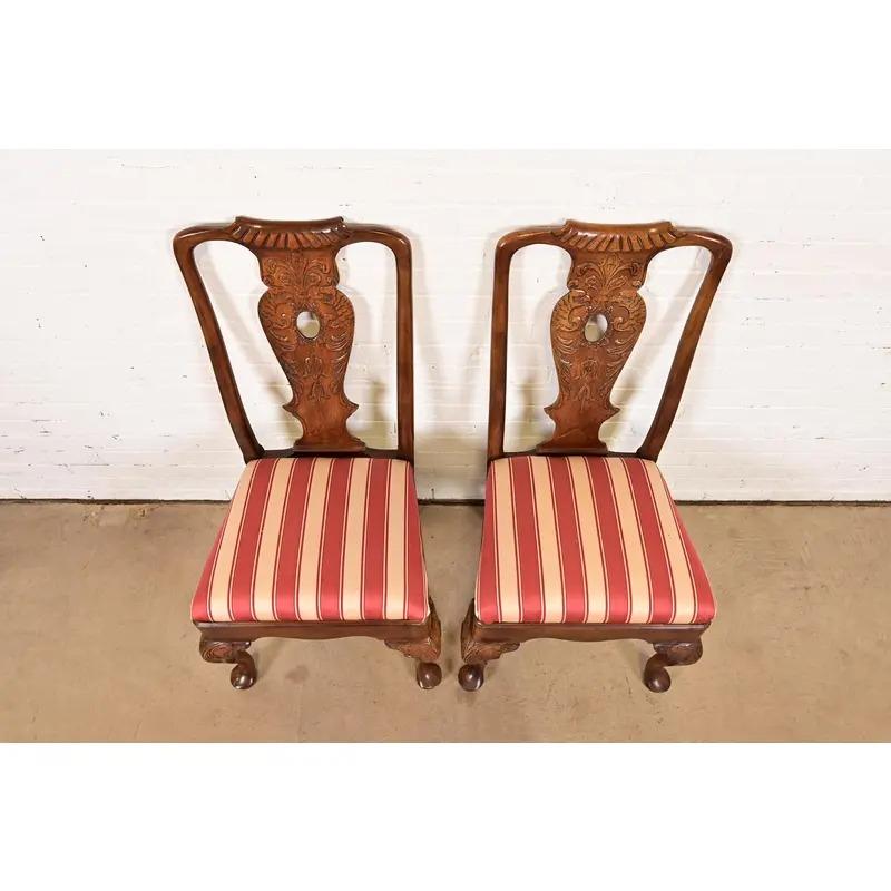 Fine XX secolo Sedie laterali o sedie da pranzo in mogano intagliato di Henredon Chippendale, coppia in vendita