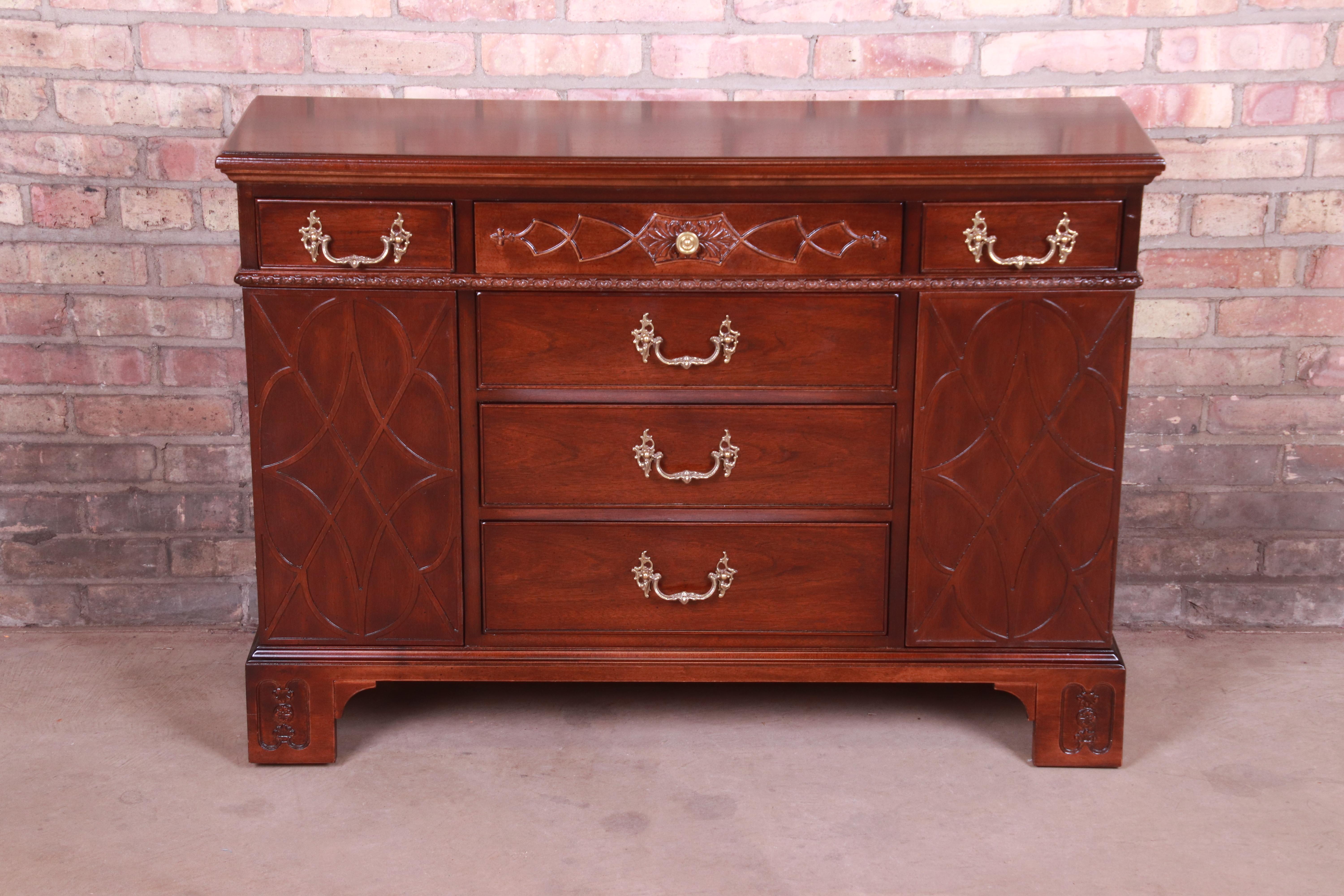 An exceptional Chippendale style sideboard server or bar cabinet

By Henredon

USA, circa 1980s

Carved mahogany, with original brass hardware.

Measures: 42