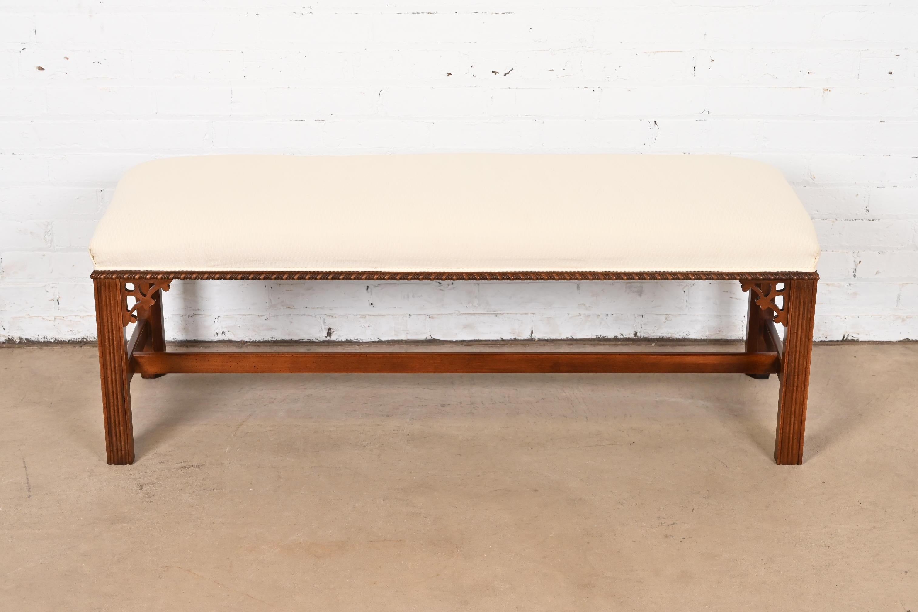 A gorgeous Georgian or Chippendale style carved mahogany upholstered window bench or end-of-bed bench

By Henredon

USA, Circa 1980s

Carved mahogany frame, with ivory upholstery.

Measures: 48.5