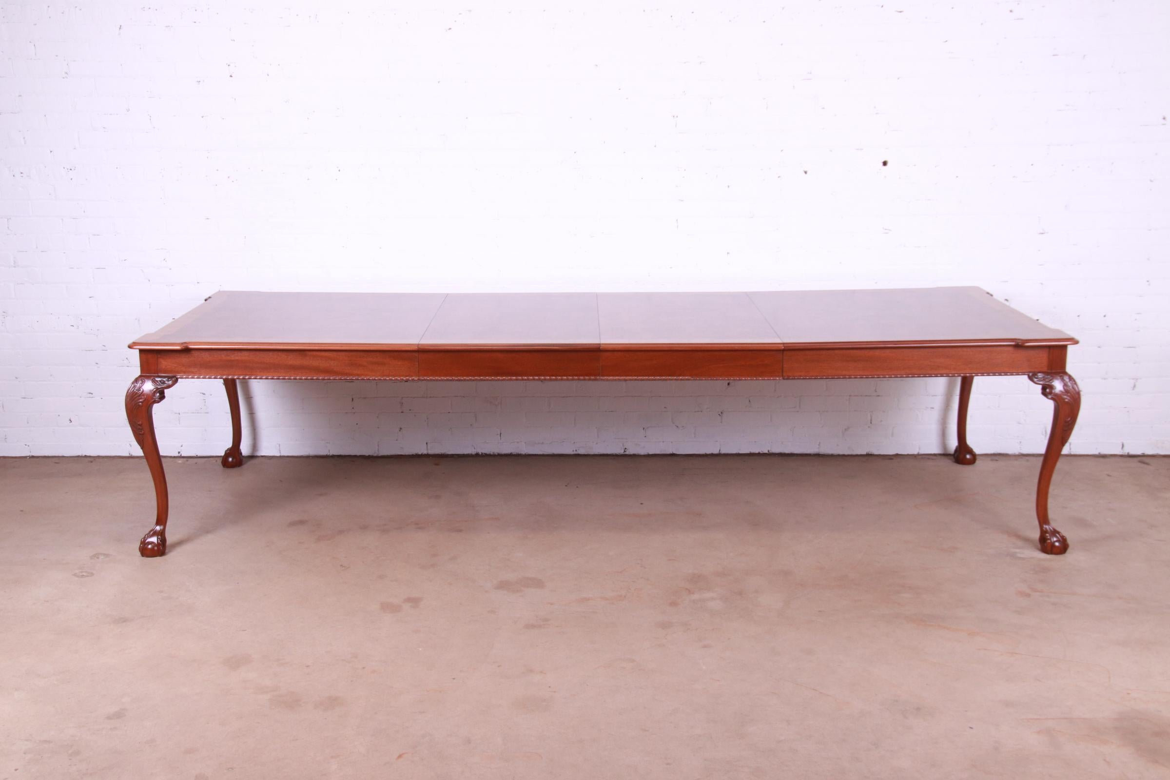 Table de salle à manger à rallonge Henredon Chippendale en acajou et ronce de bois, revernie en vente 5