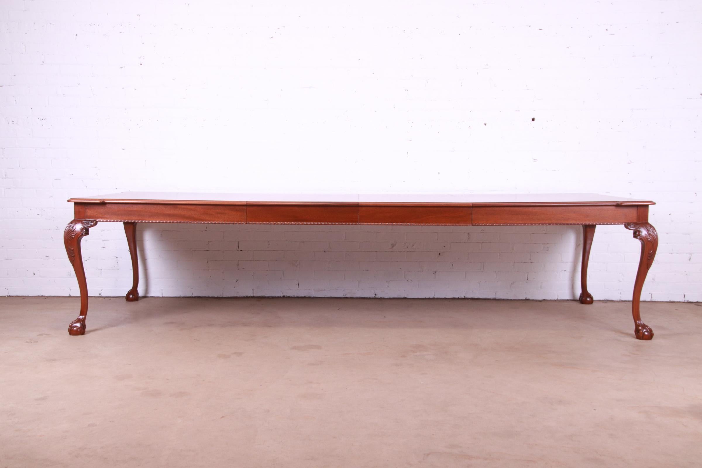 Table de salle à manger à rallonge Henredon Chippendale en acajou et ronce de bois, revernie en vente 6