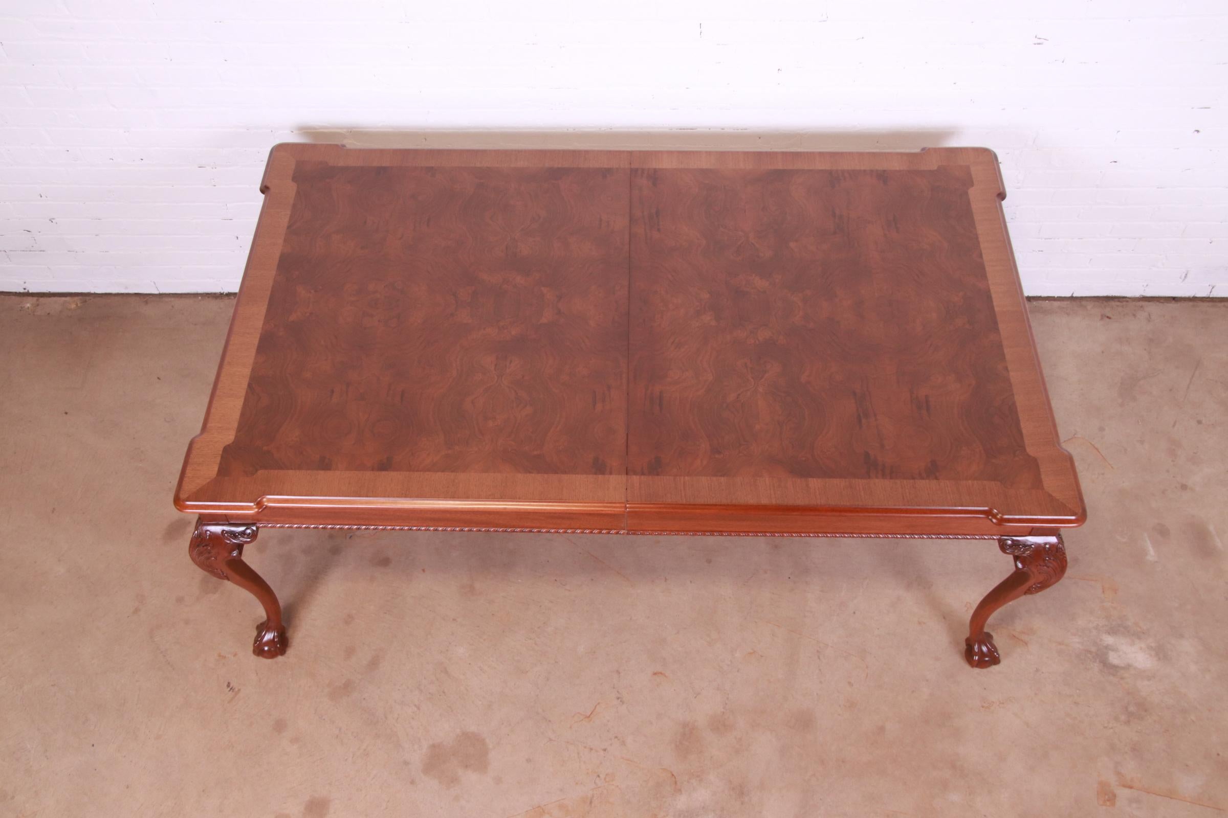 20ième siècle Table de salle à manger à rallonge Henredon Chippendale en acajou et ronce de bois, revernie en vente