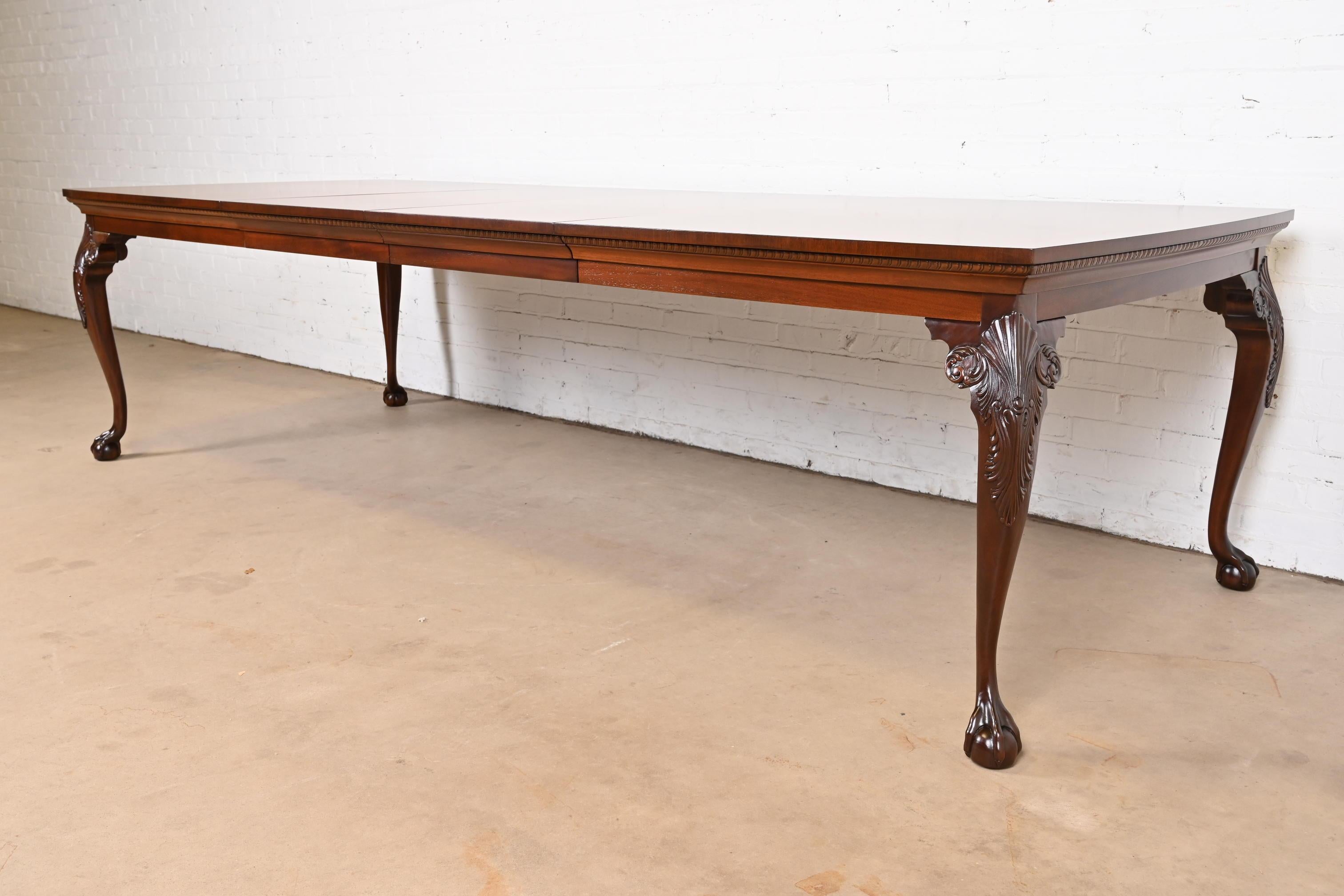 Henredon Chippendale Mahogany and Inlaid Burl Wood Extension Dining Table In Good Condition For Sale In South Bend, IN