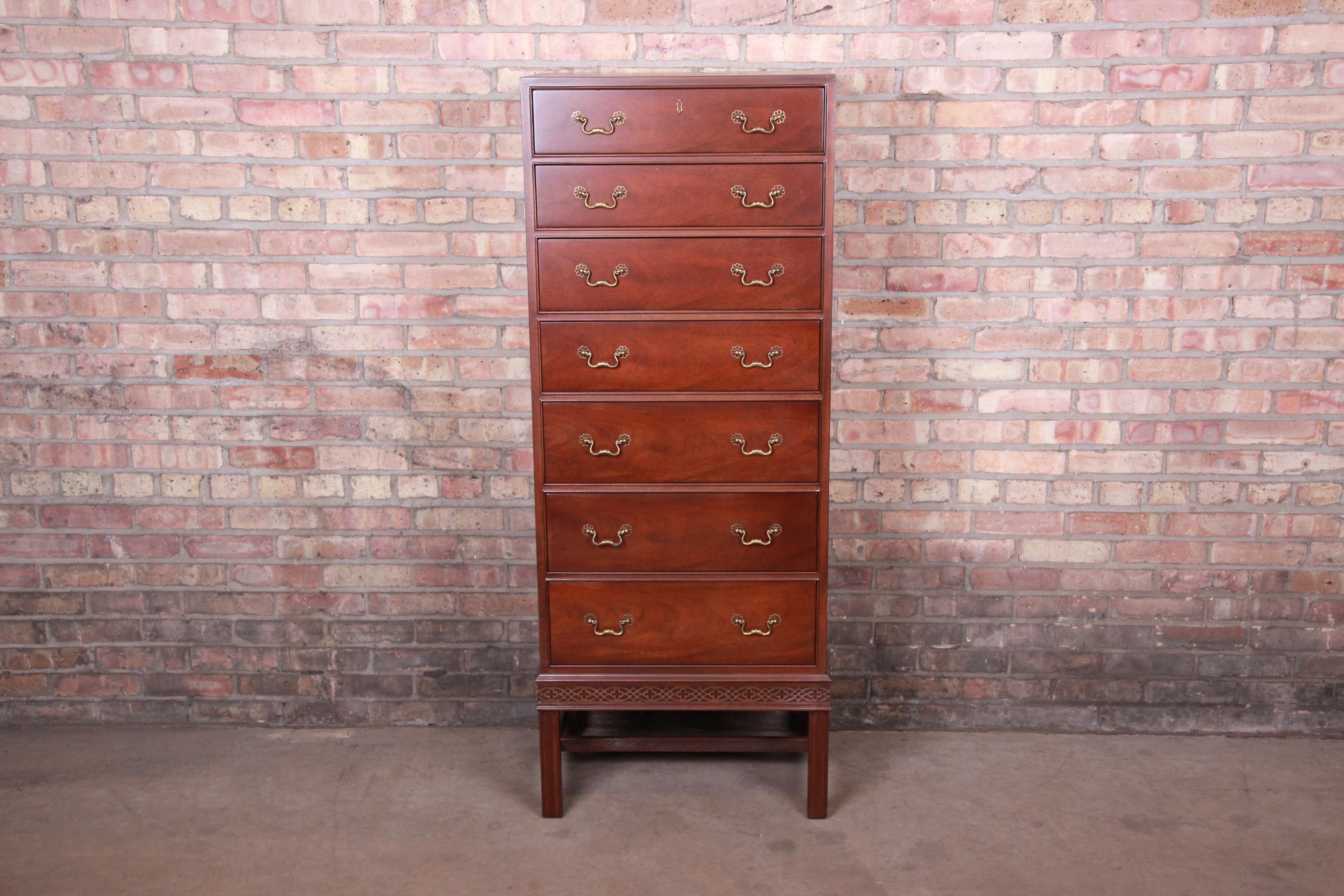 An exceptional Chippendale style semainier or lingerie chest

By Henredon

USA, late 20th century

Carved mahogany, with original brass hardware.

Measures: 23