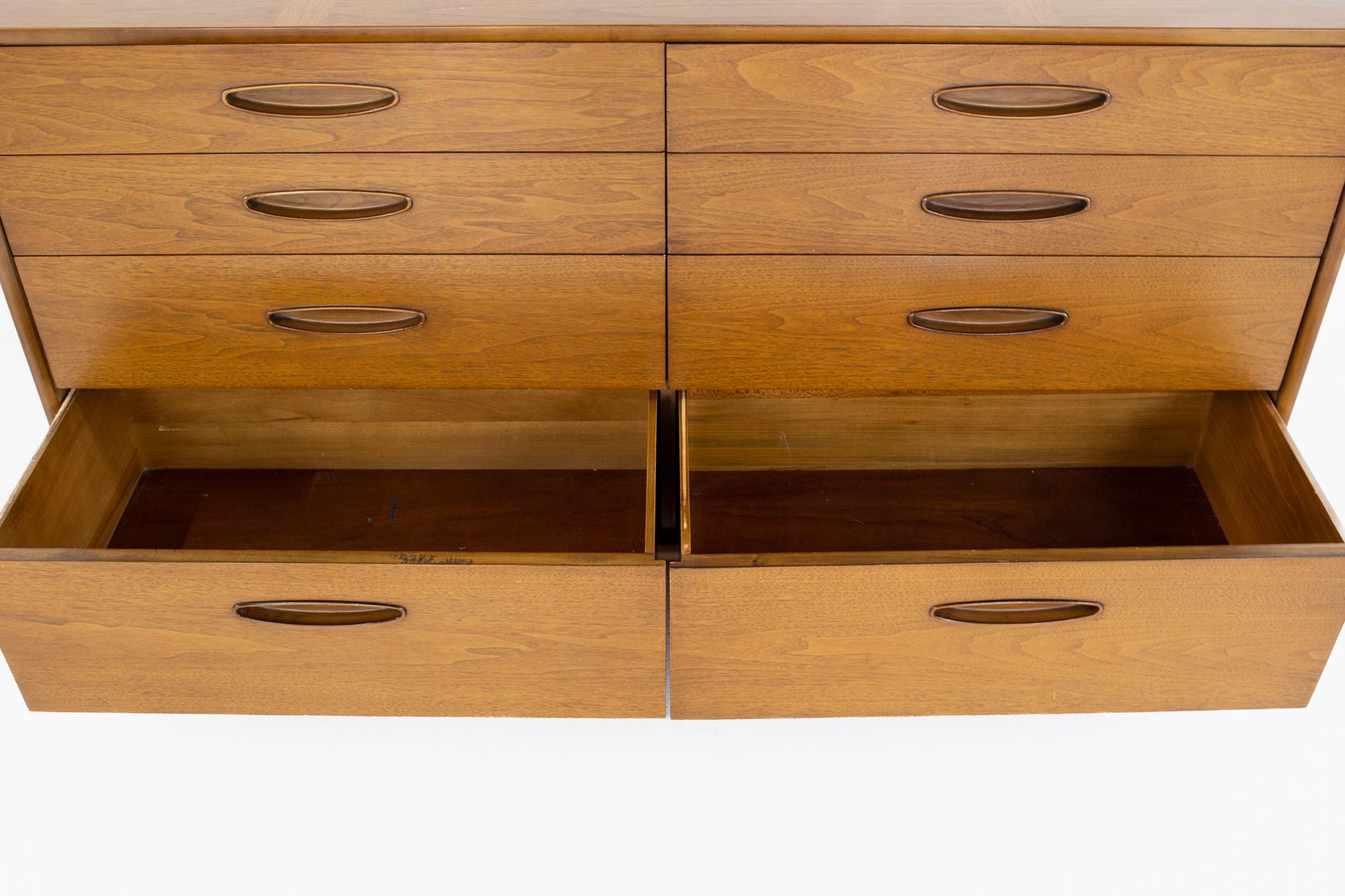 Henredon circa 60' Mid-Century Walnut 6 Drawer Lowboy Dresser 3