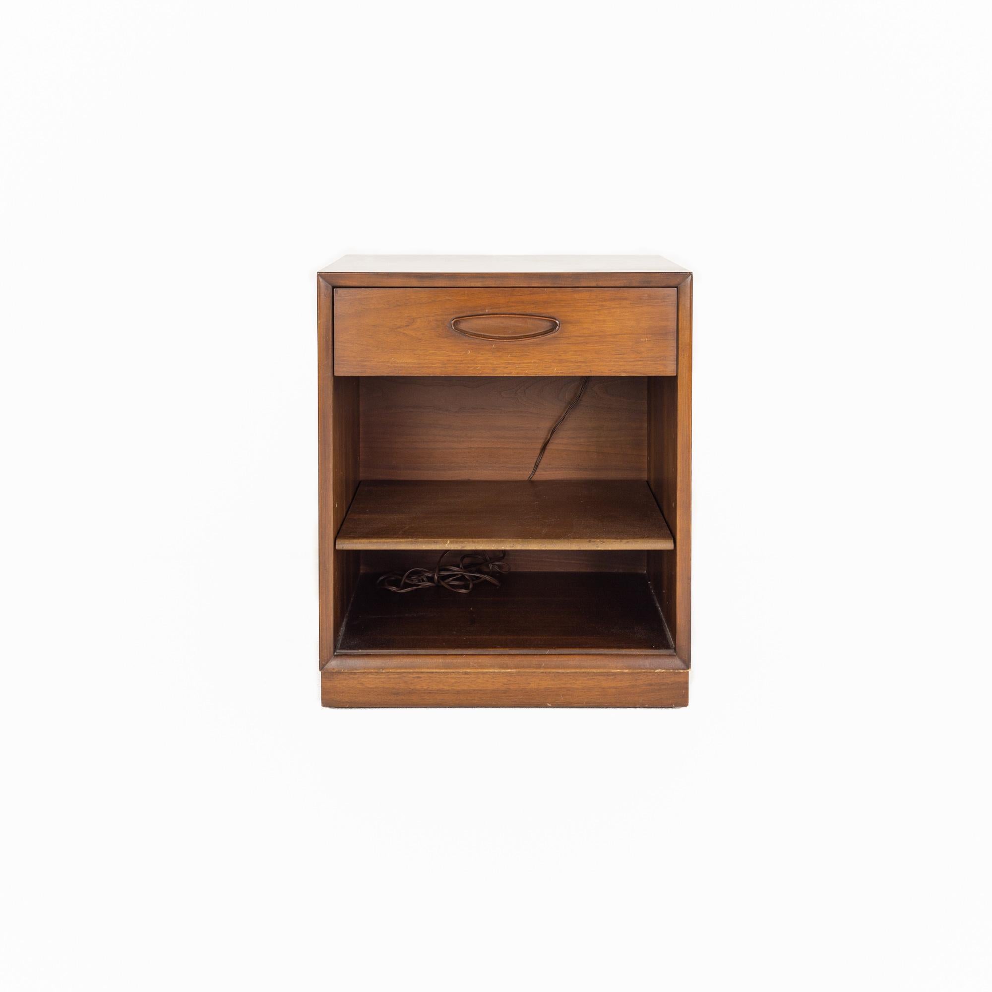 Henredon Circa 60' mid century walnut nightstand.

The nightstand measures: 21 wide x 17.5 deep x 25 inches high.

All pieces of furniture can be had in what we call restored vintage condition. That means the piece is restored upon purchase so