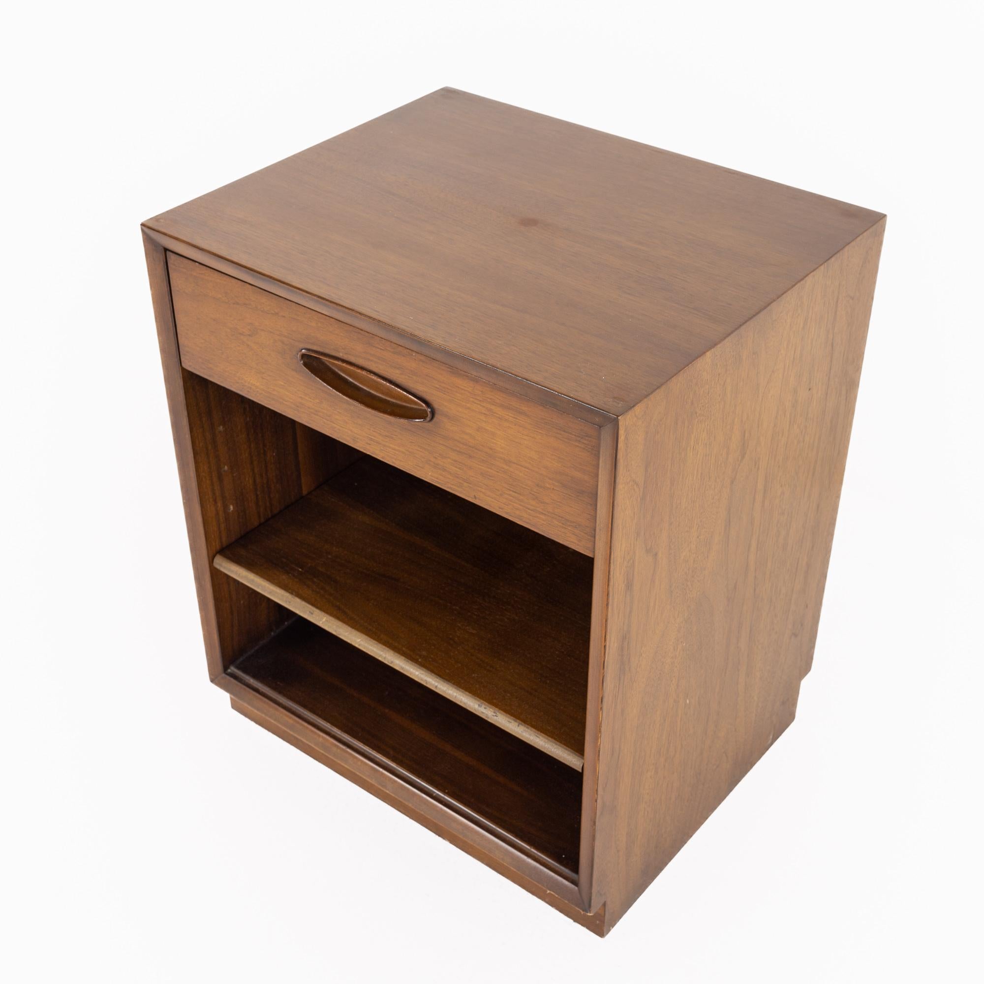 Henredon circa 60' Mid-Century Walnut Nightstand In Good Condition For Sale In Countryside, IL
