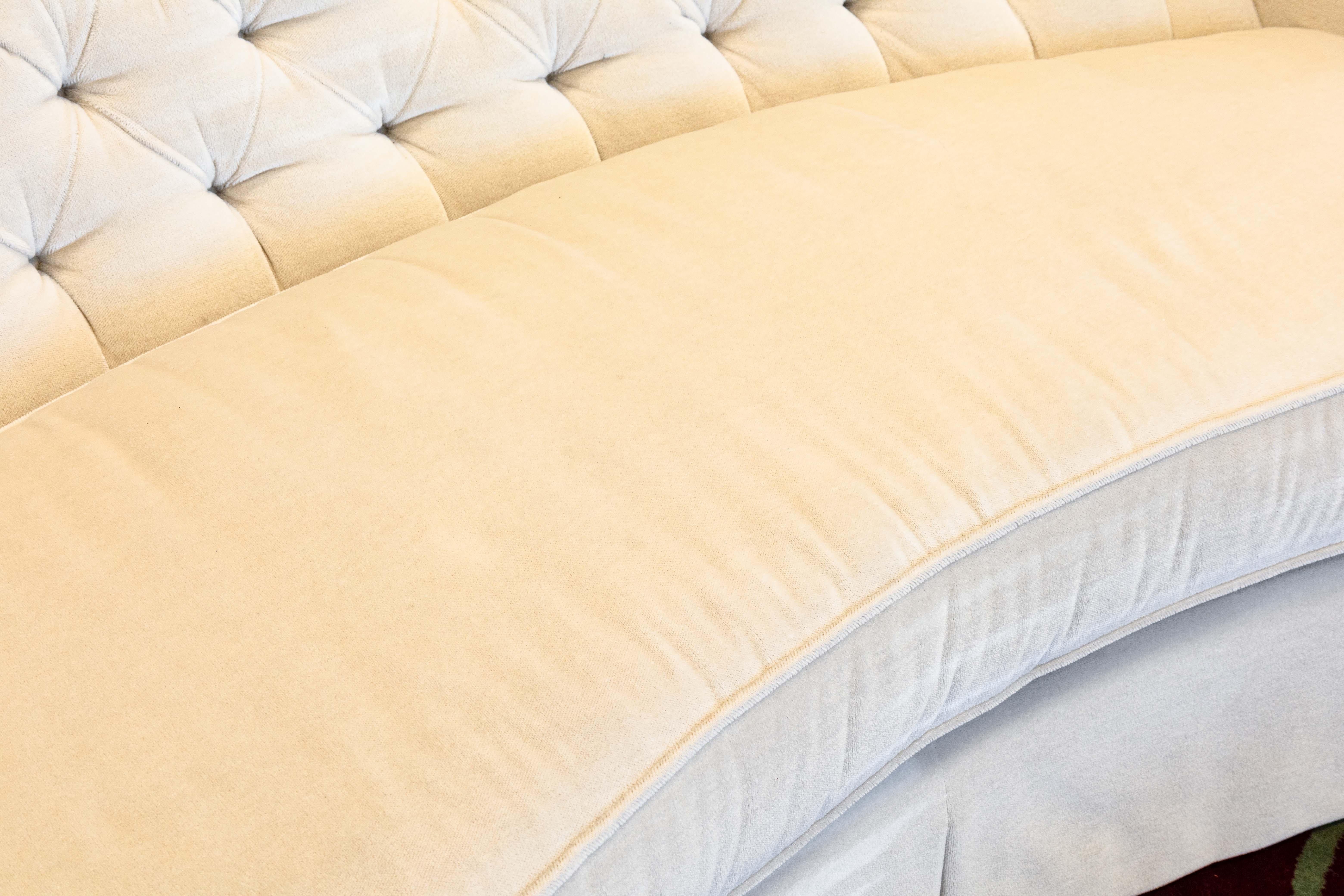 Henredon Contemporary Modern Off White Cream Mohair Velvet Tufted Sofa Couch In Good Condition In Keego Harbor, MI