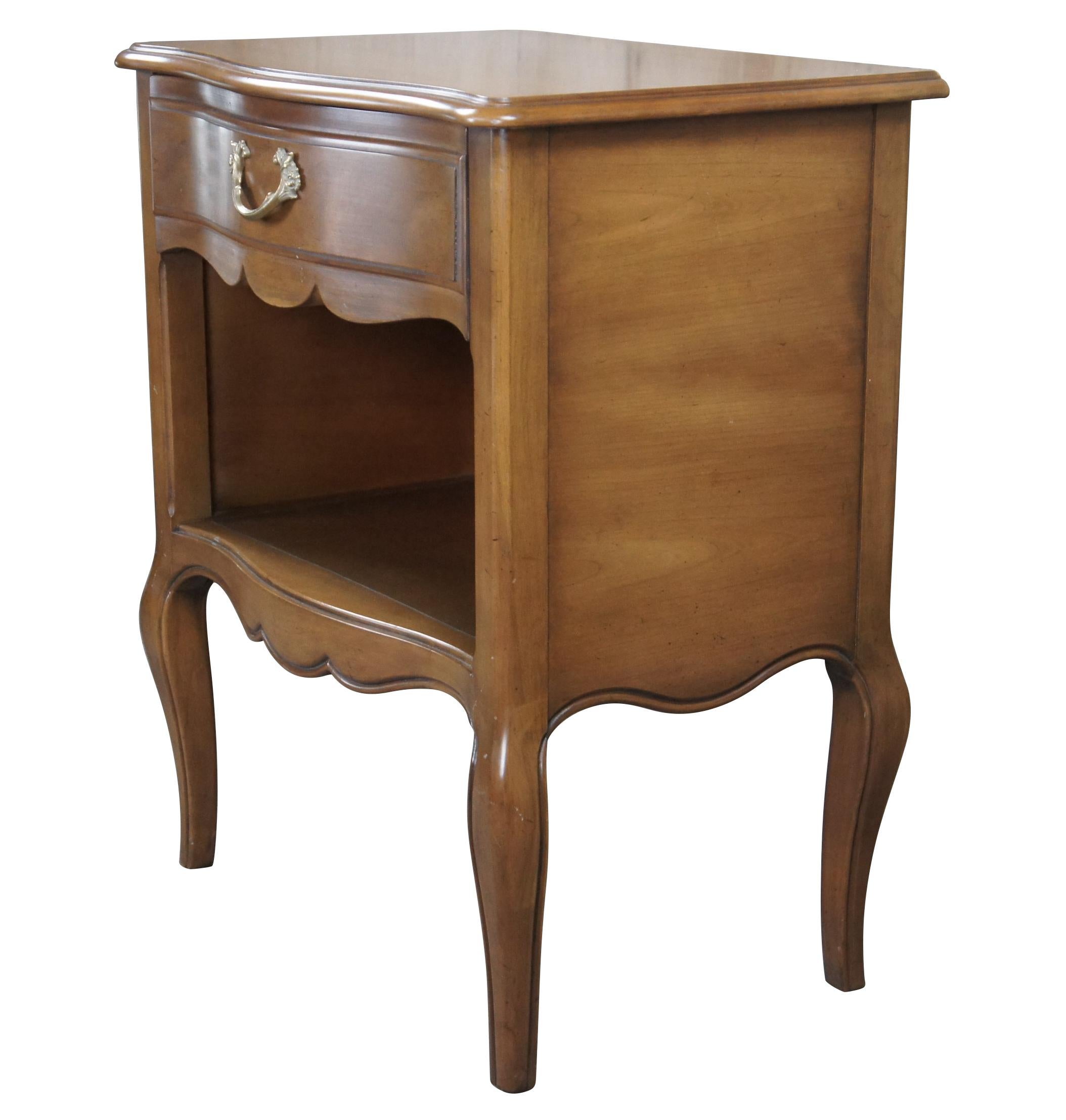 Henredon Country French Louis XV Serpentine Tulip Wood Side Table Nightstand In Good Condition For Sale In Dayton, OH