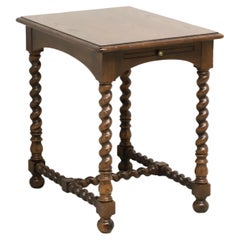 HENREDON Table d'appoint en chêne foncé de style campagnard français avec pieds torsadés et traverse