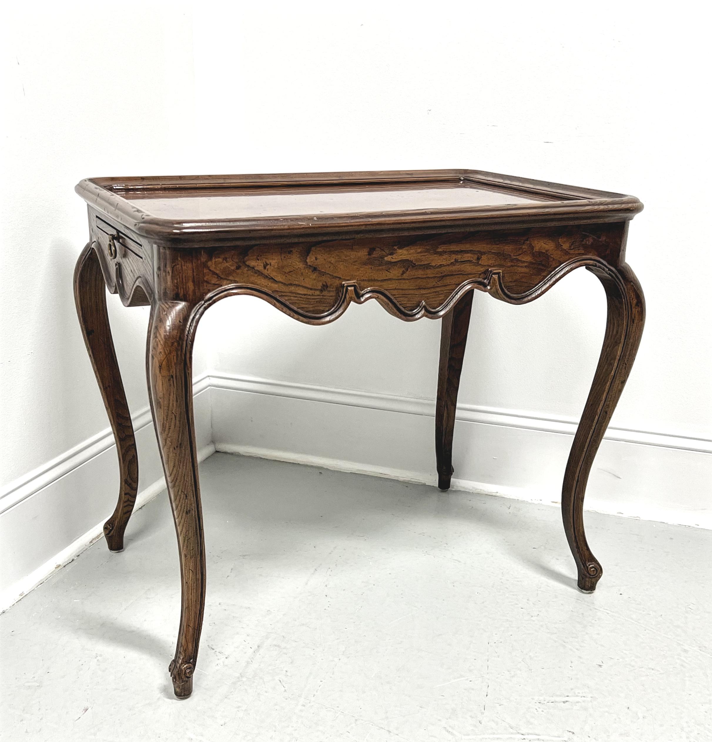 HENREDON table à thé de style campagnard français en ronce de chêne vieillie en vente 4