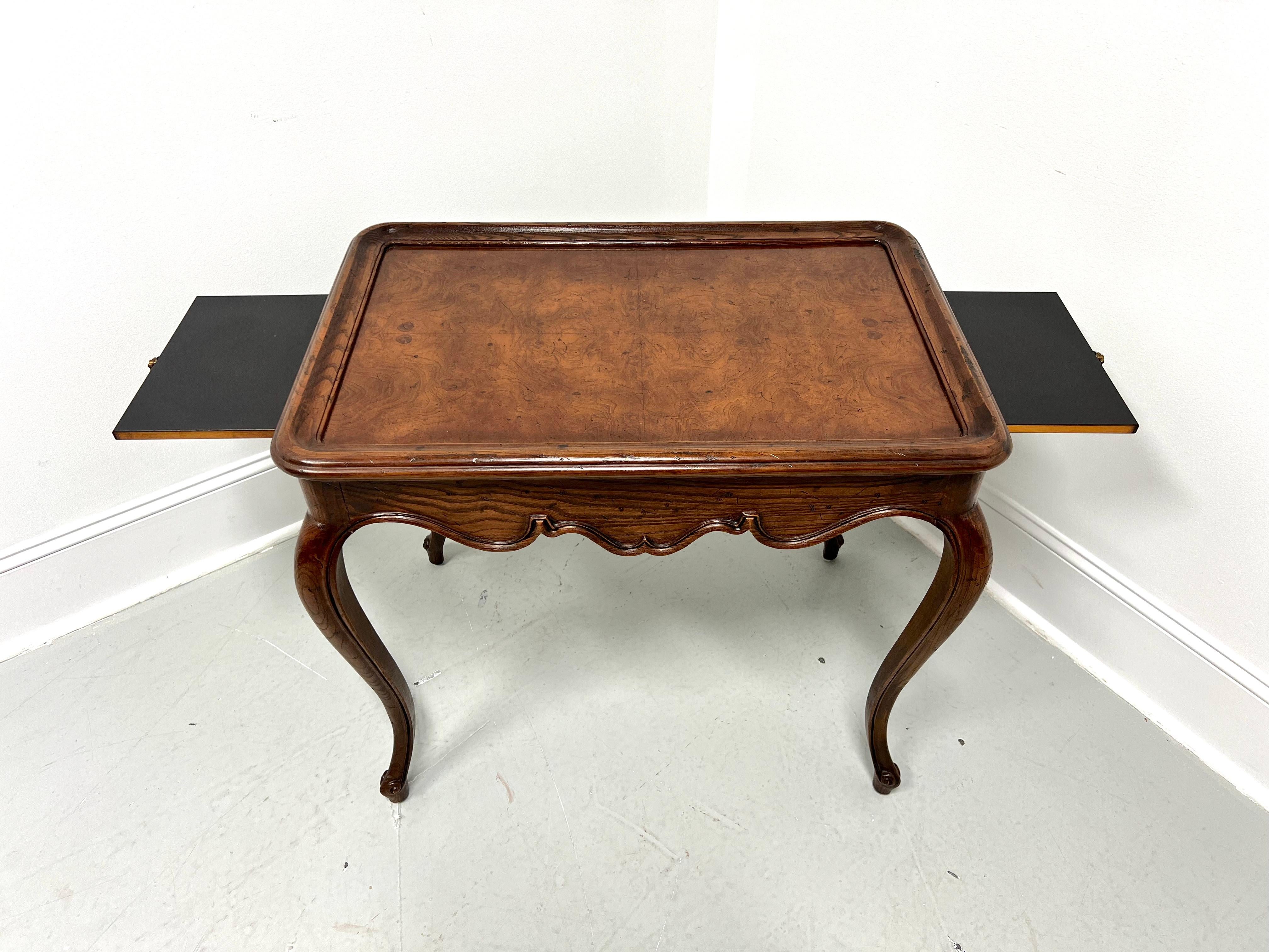 Américain HENREDON table à thé de style campagnard français en ronce de chêne vieillie en vente