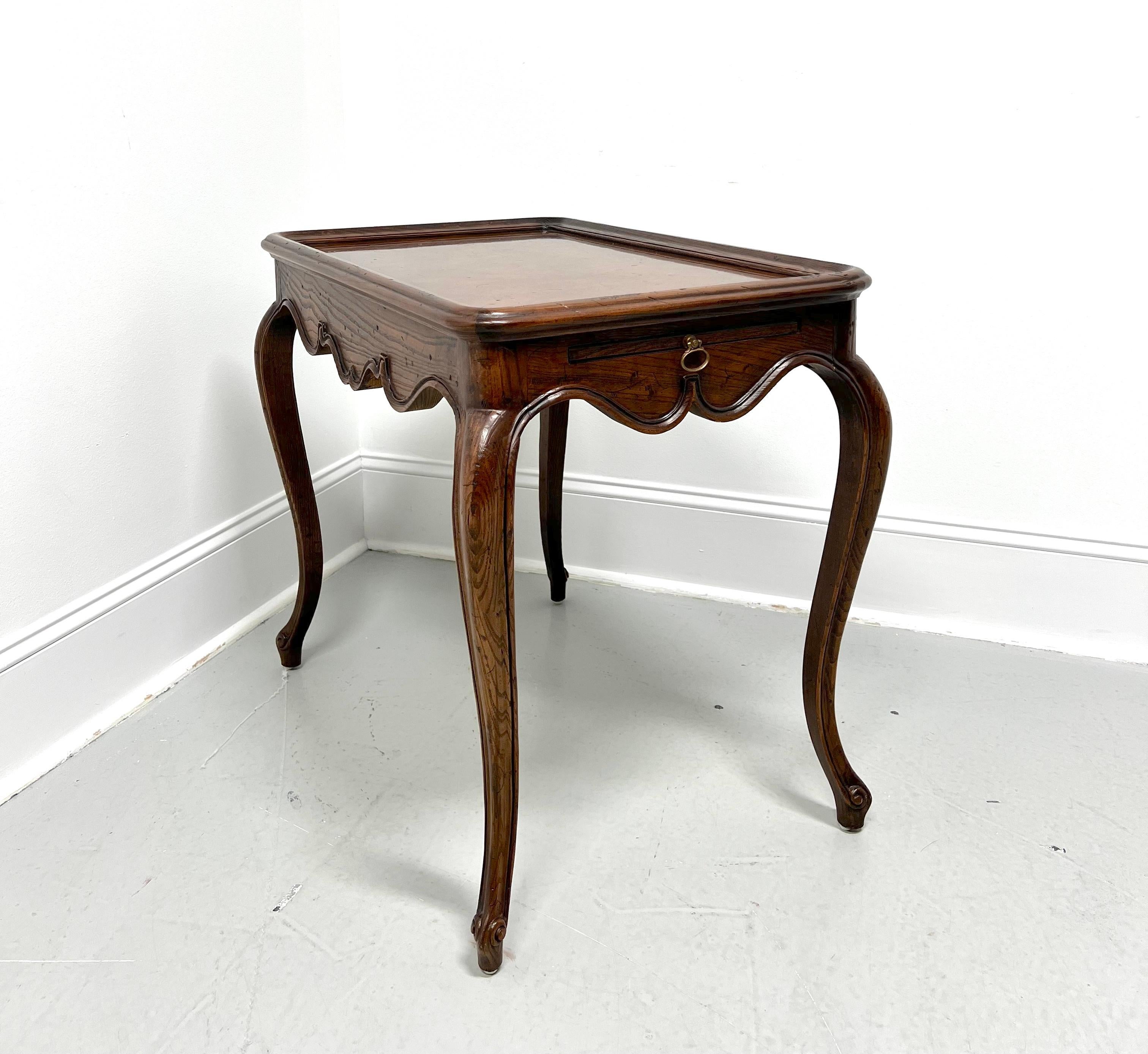 20ième siècle HENREDON table à thé de style campagnard français en ronce de chêne vieillie en vente